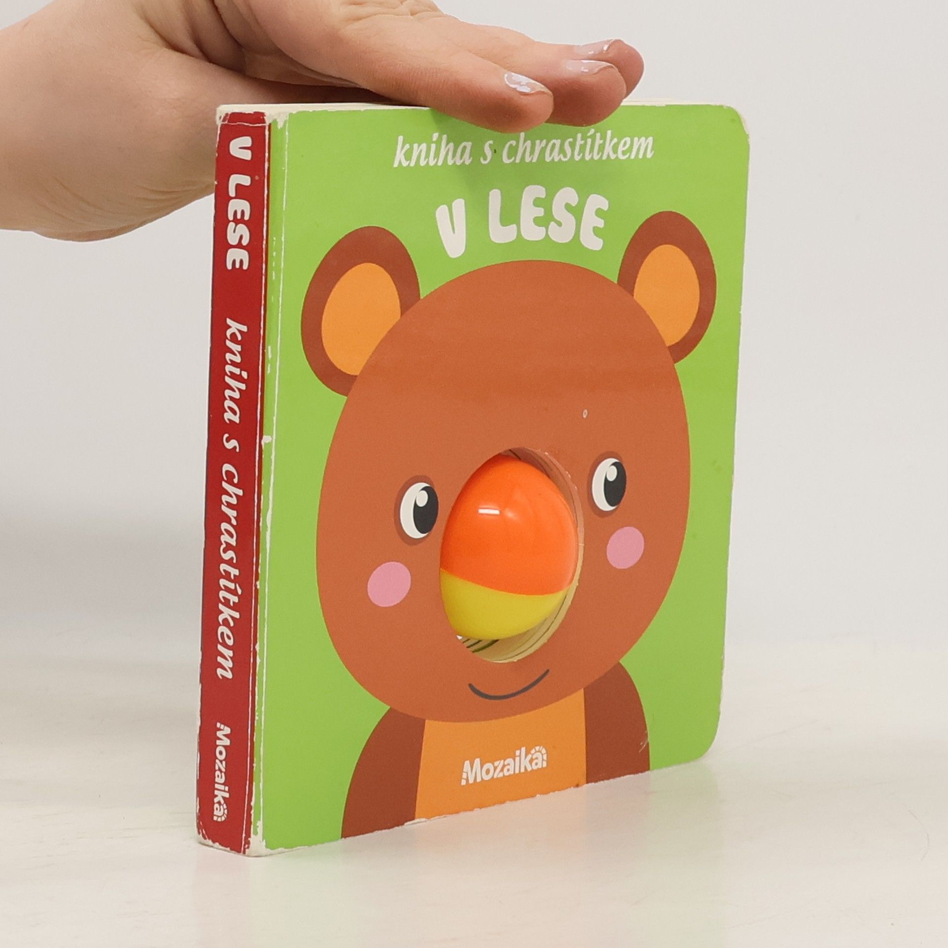 Autorenkollektiv V lese : kniha s chrastítkem