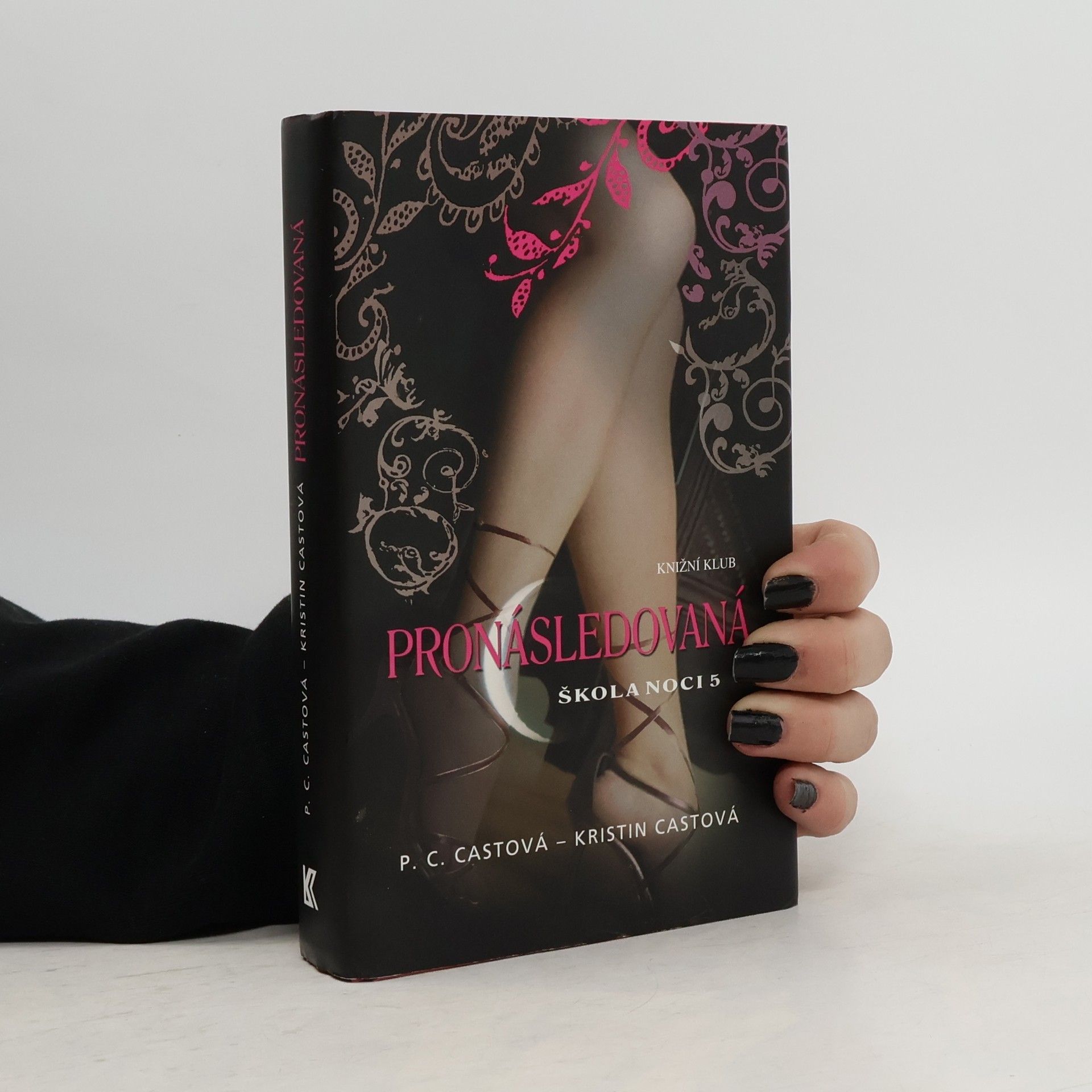 Phyllis Christine Cast Škola noci. 5, Pronásledovaná