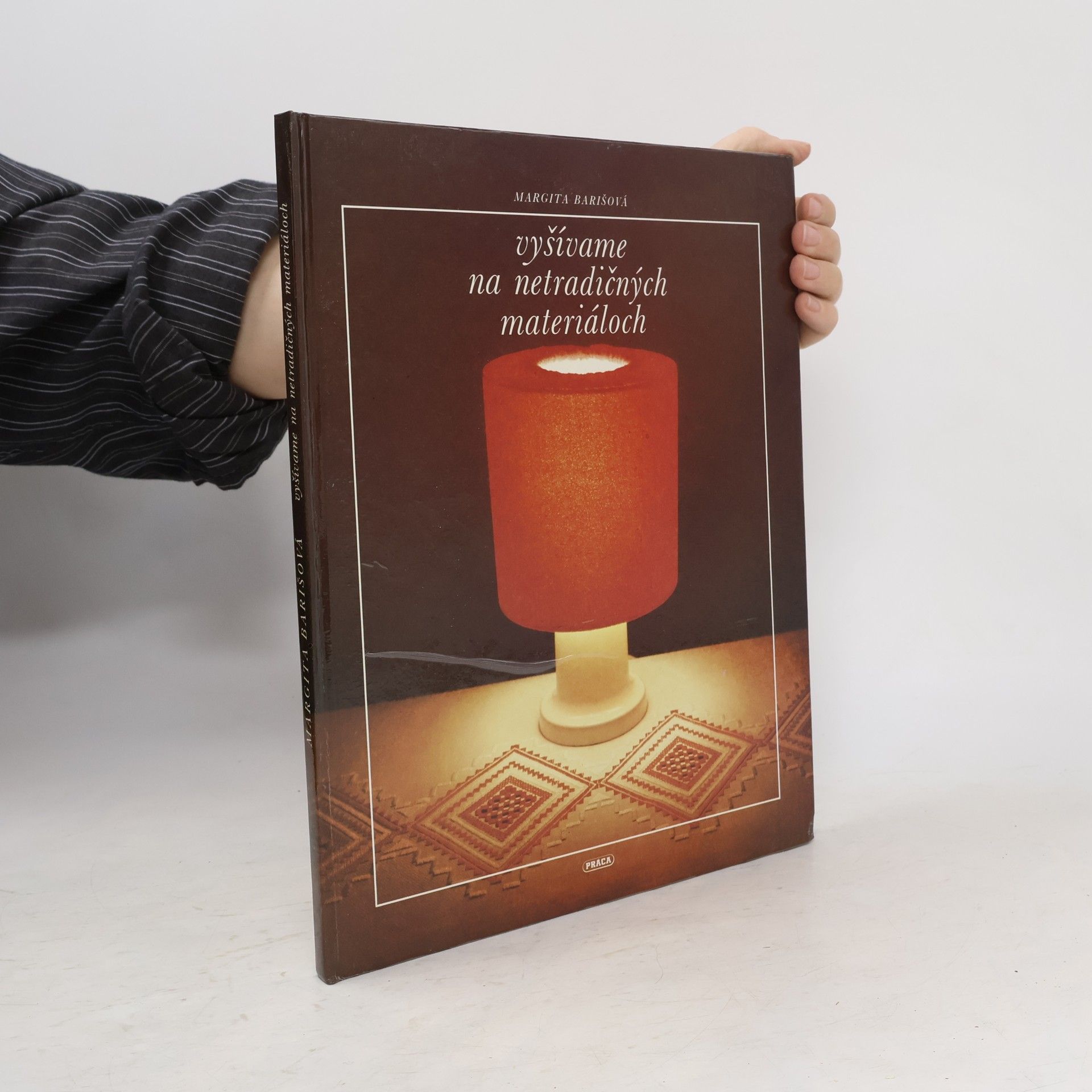 Margita Barišová Vyšívame na netradičných materiáloch