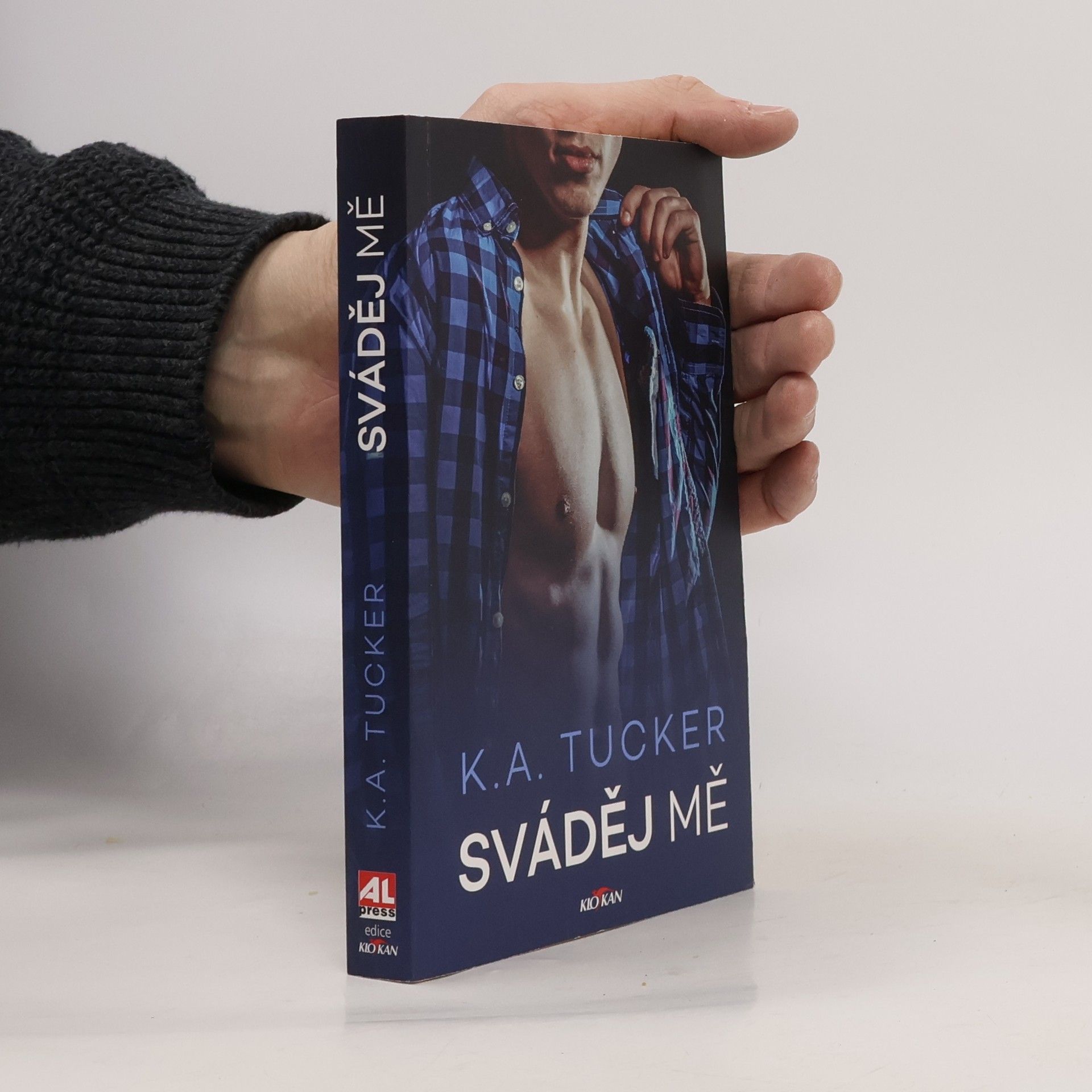 Kathleen A. Tucker Sváděj mě