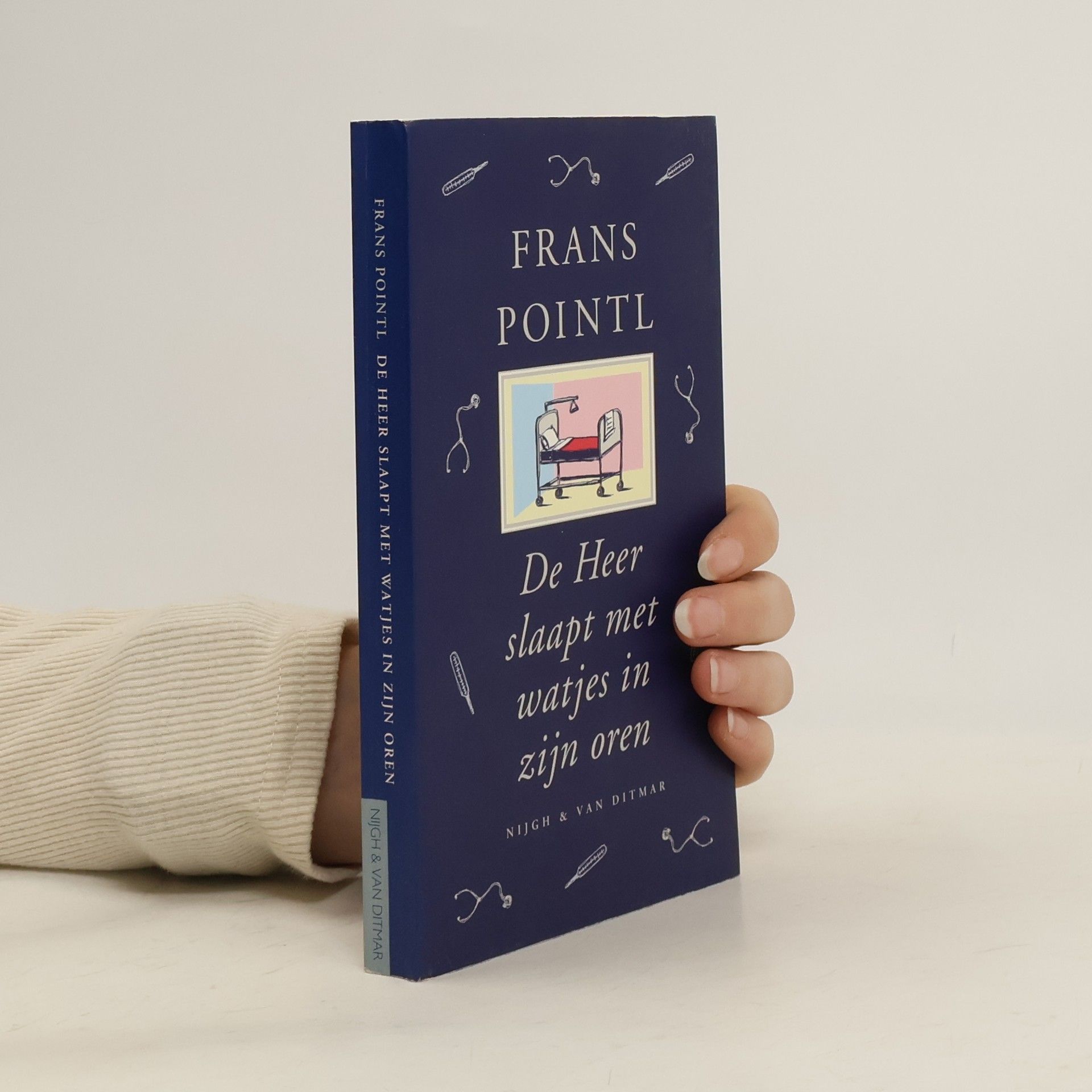 De heer slaapt met watjes in zijn oren