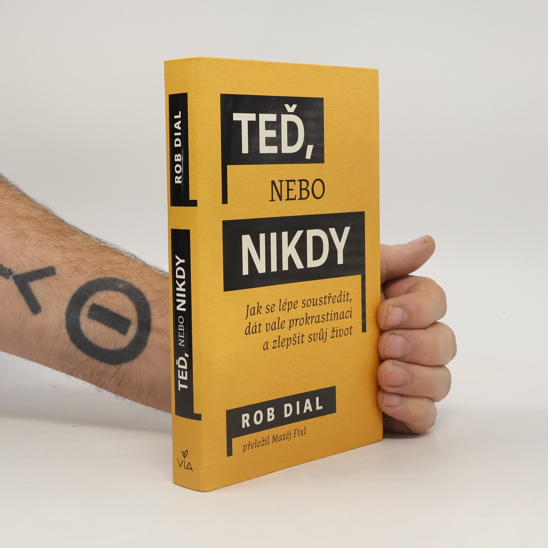 Rob Dial Teď nebo nikdy : jak se lépe soustředit, dát vale prokrastinaci a zlepšit svůj život