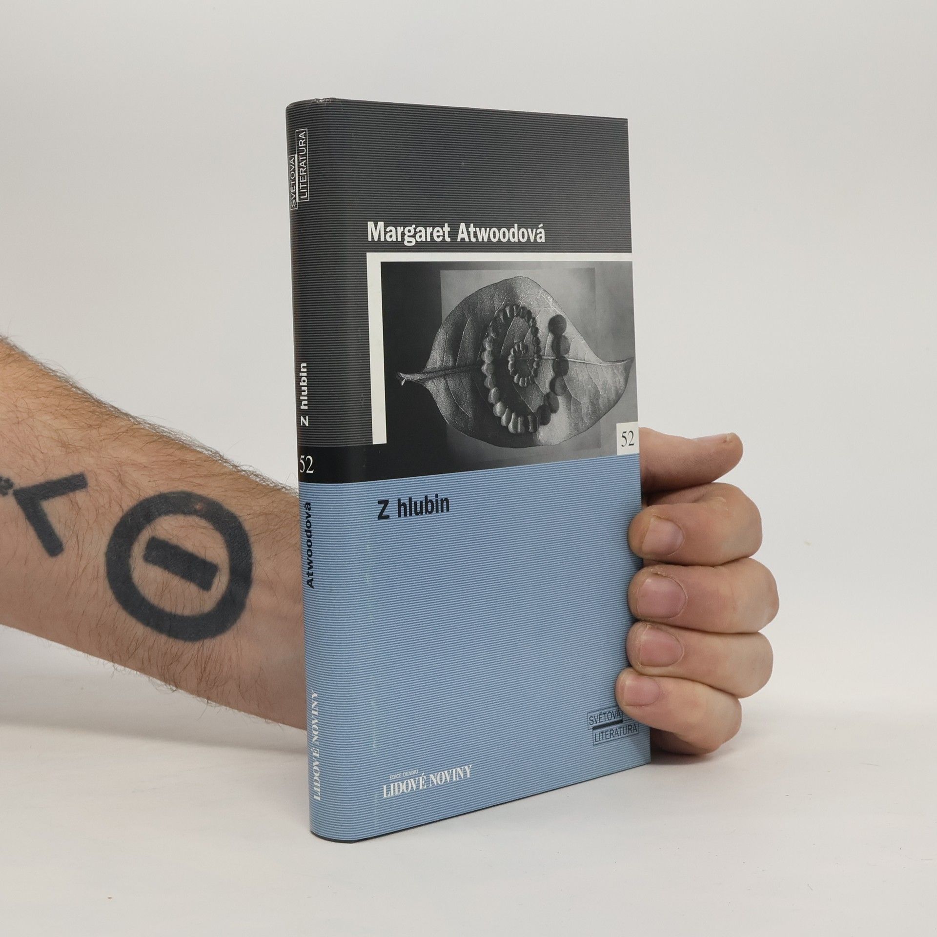 Margaret Atwood Z hlubin