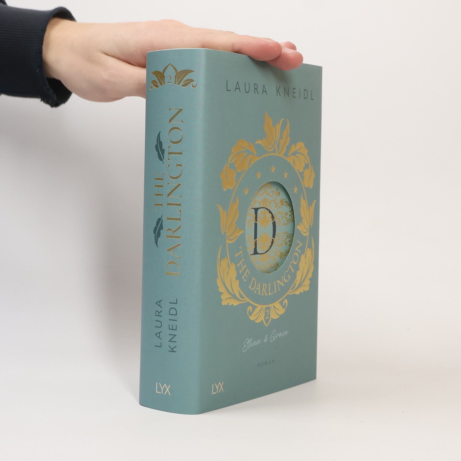 Laura Kneidl The Darlington 2. Ethan & Grace