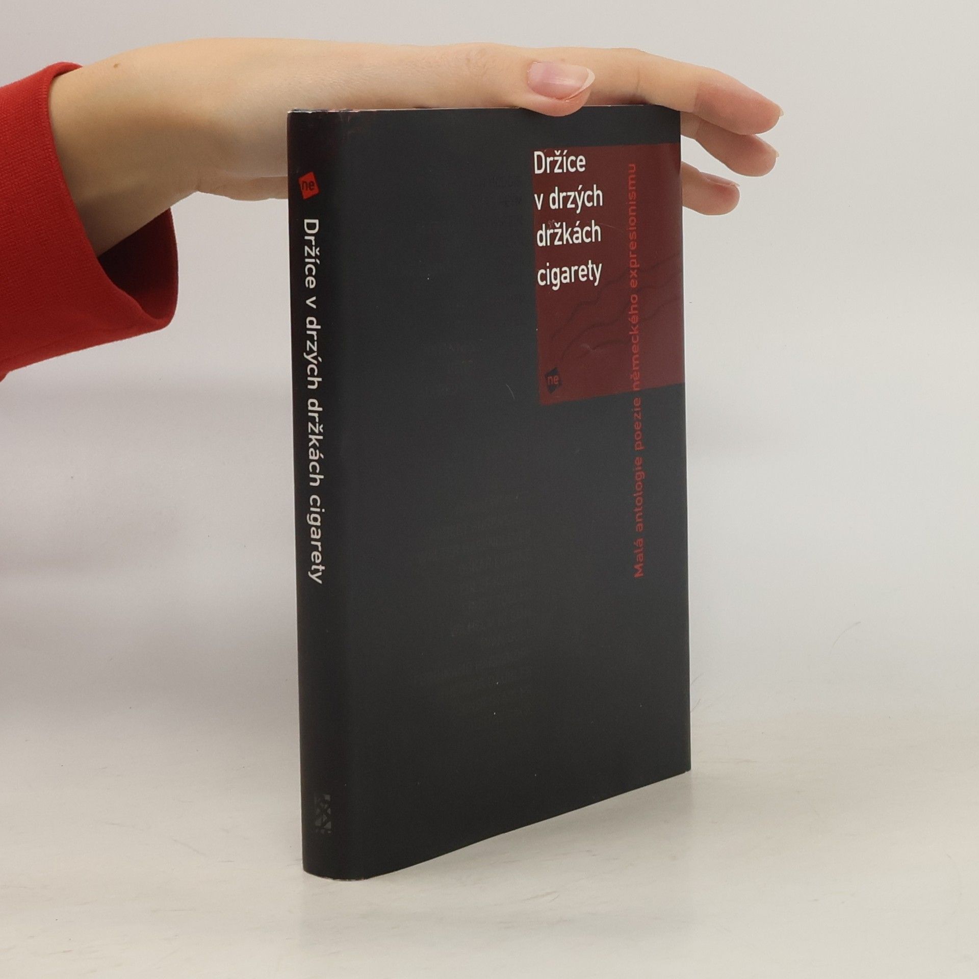 Držíce v drzých držkách cigarety