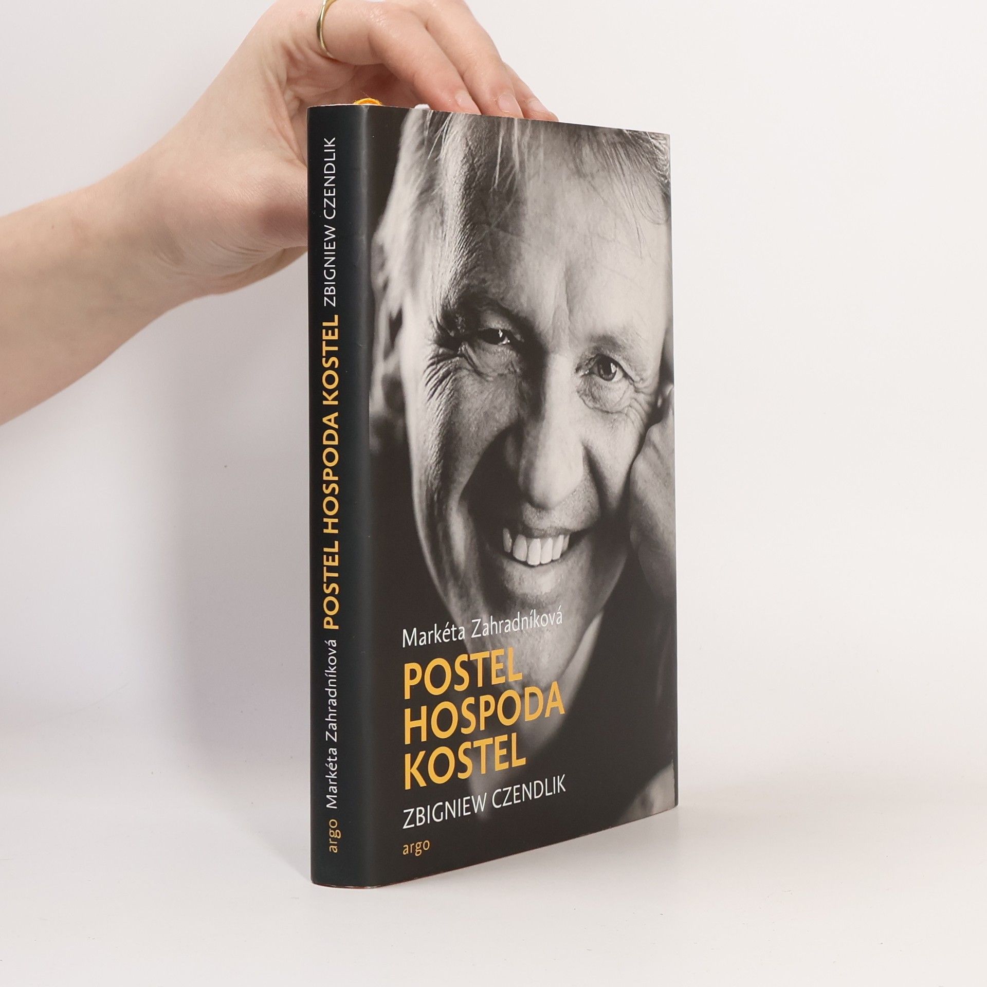 Zbigniew Czendlik Postel, hospoda, kostel