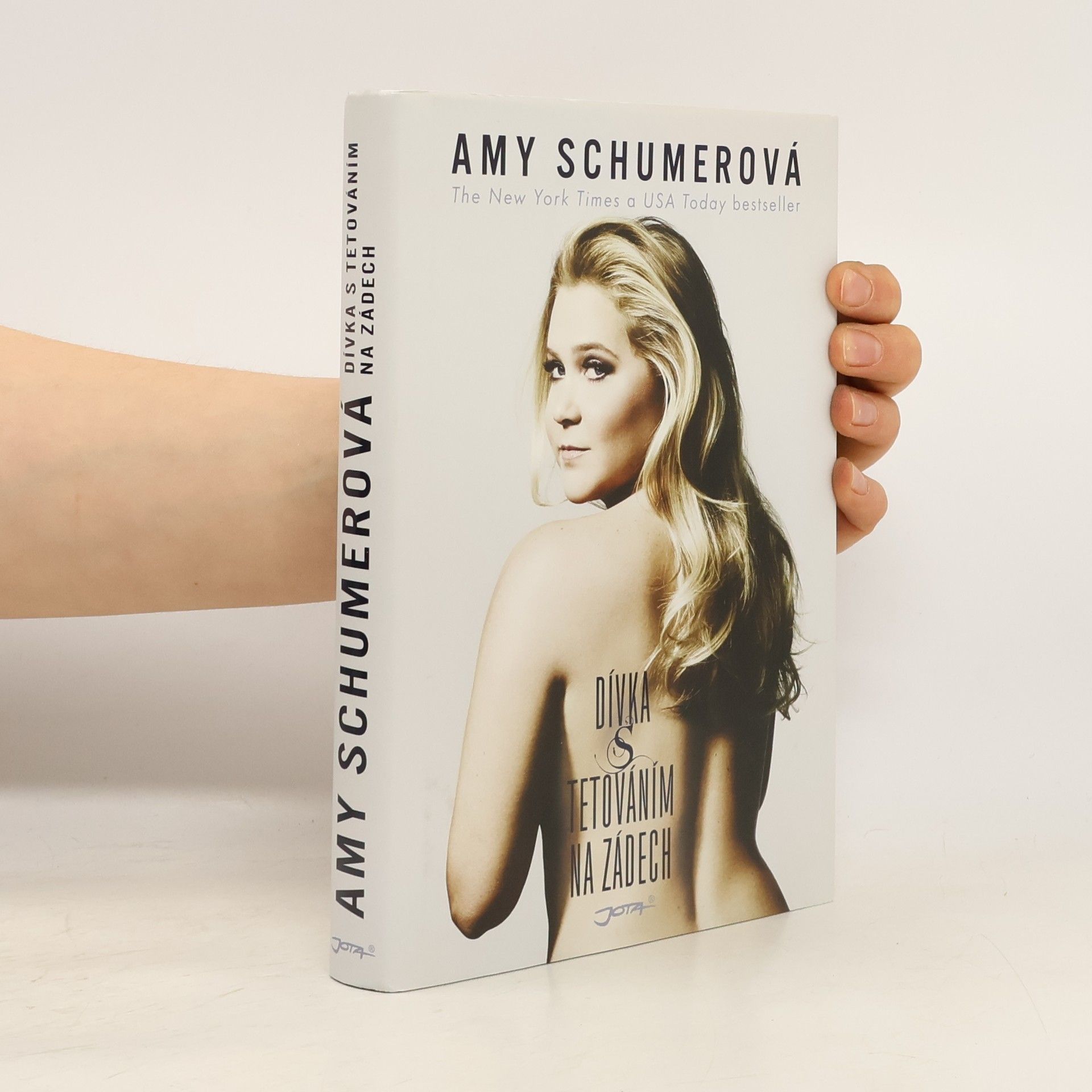 Amy Schumer Dívka s tetováním na zádech