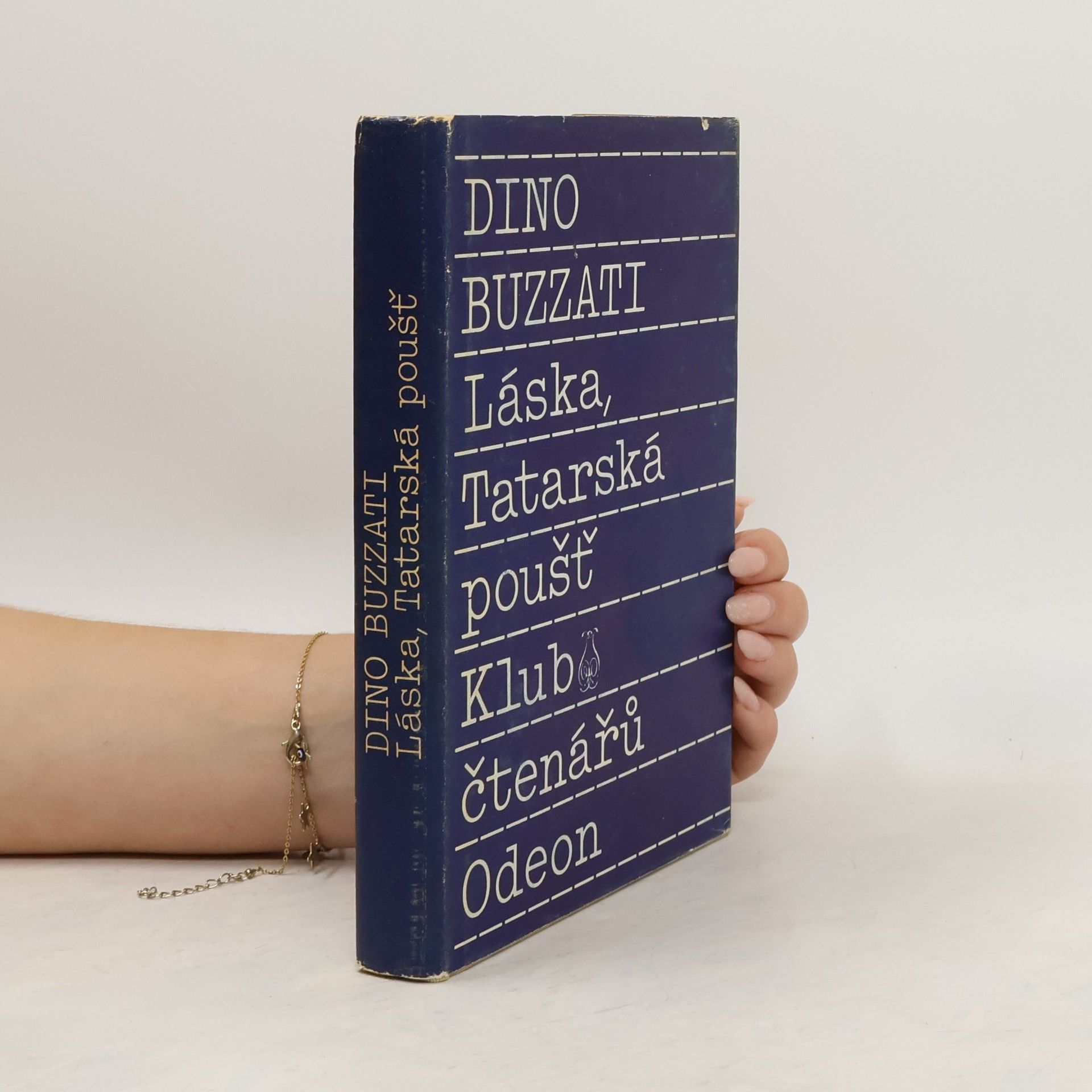 Dino Buzzati Láska.Tatarská poušť