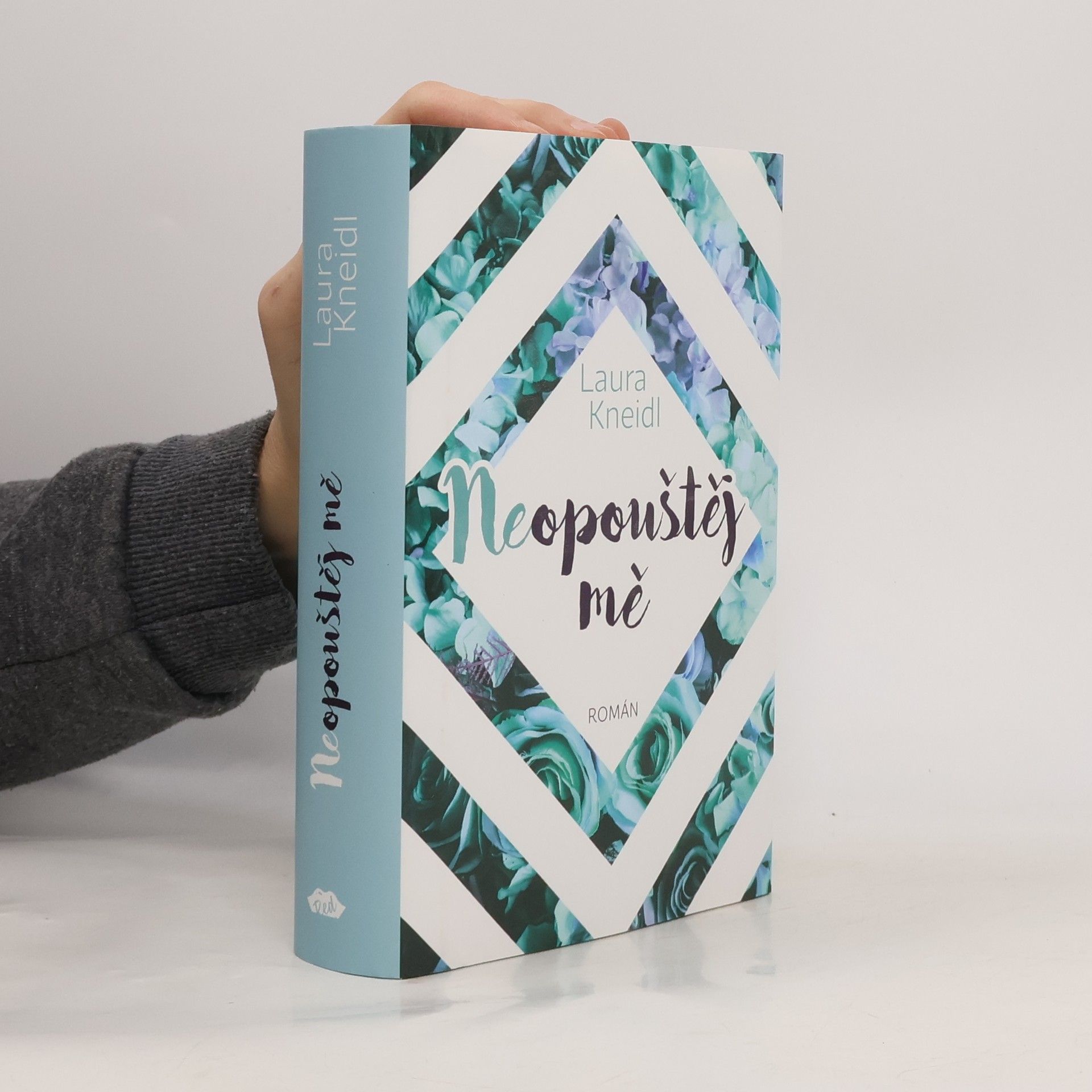 Laura Kneidl Neopouštěj mě