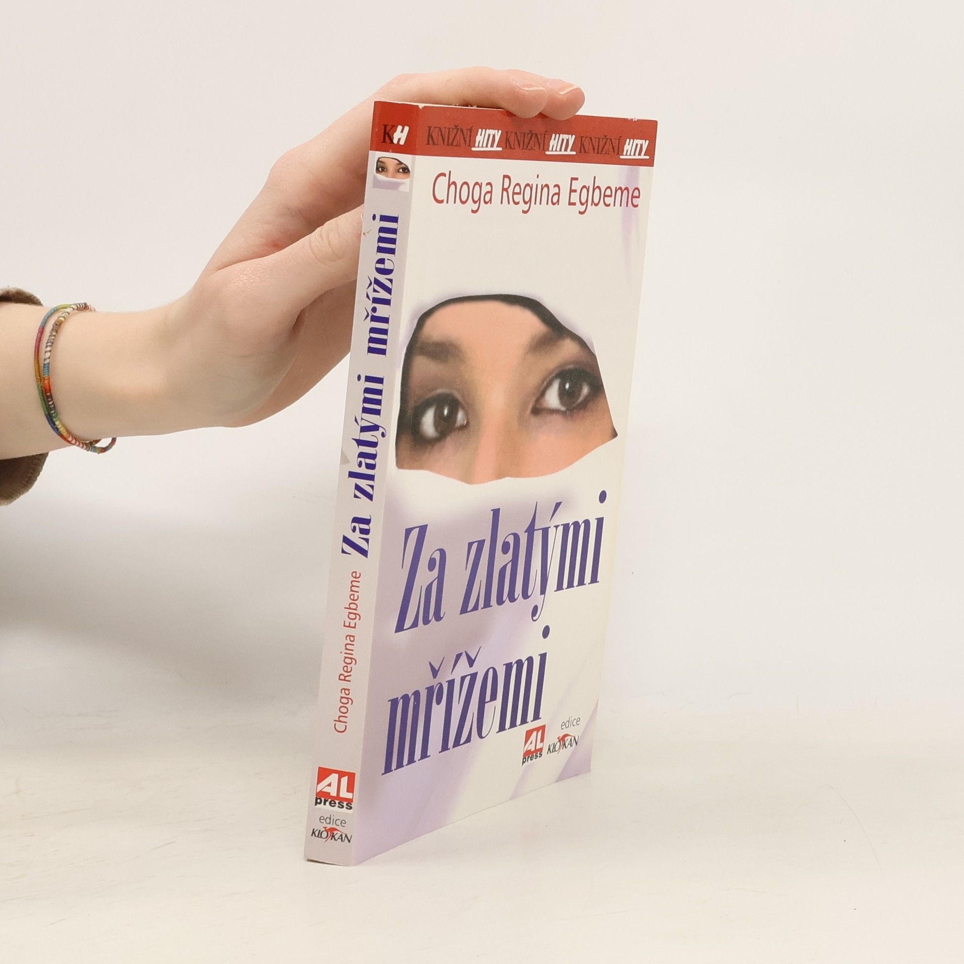 Za zlatými mřížemi