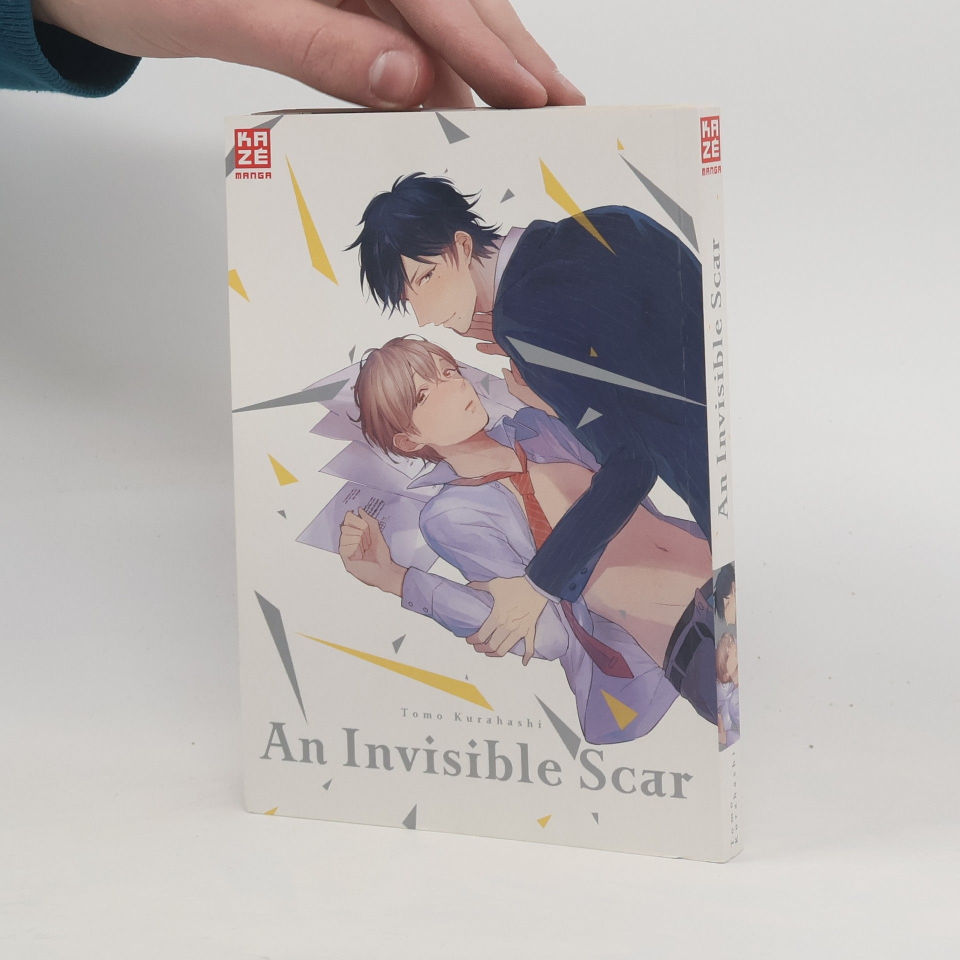 Tomo Kurahashi An invisible scar