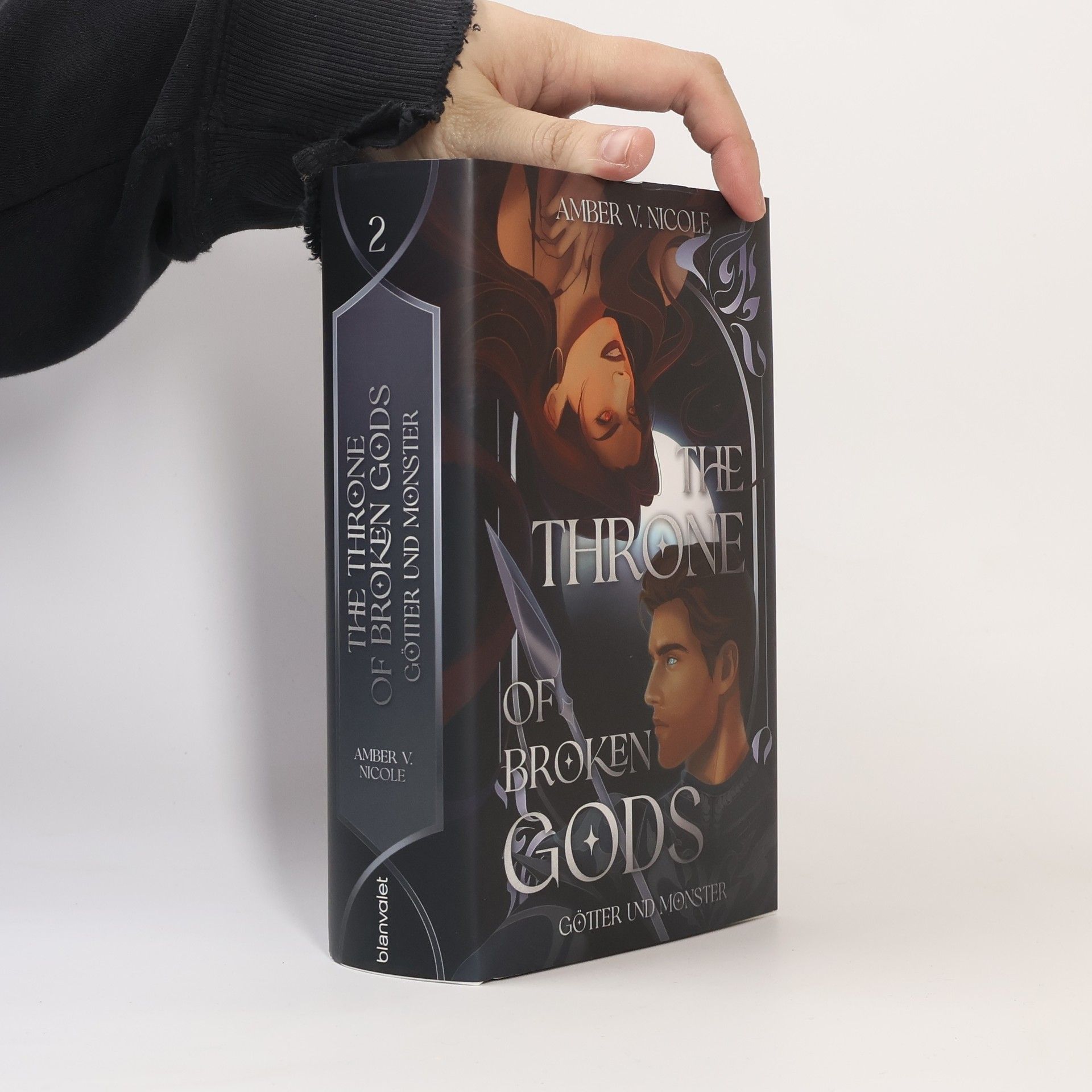 Amber V. Nicole The Throne of Broken Gods 2