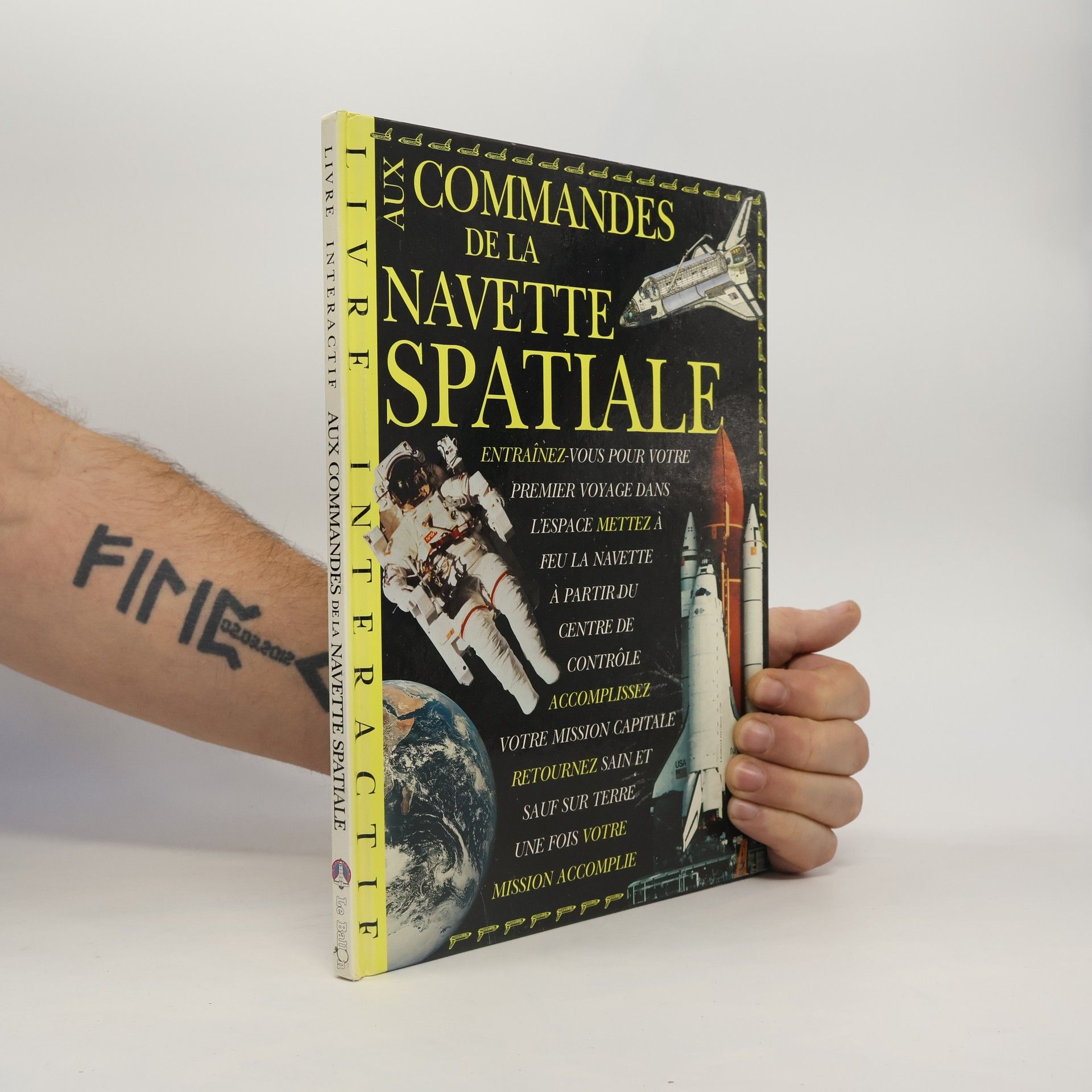 Livre interactif: Aux commandes de la Navette Spatiale. Livre et modèle réduit en 3D