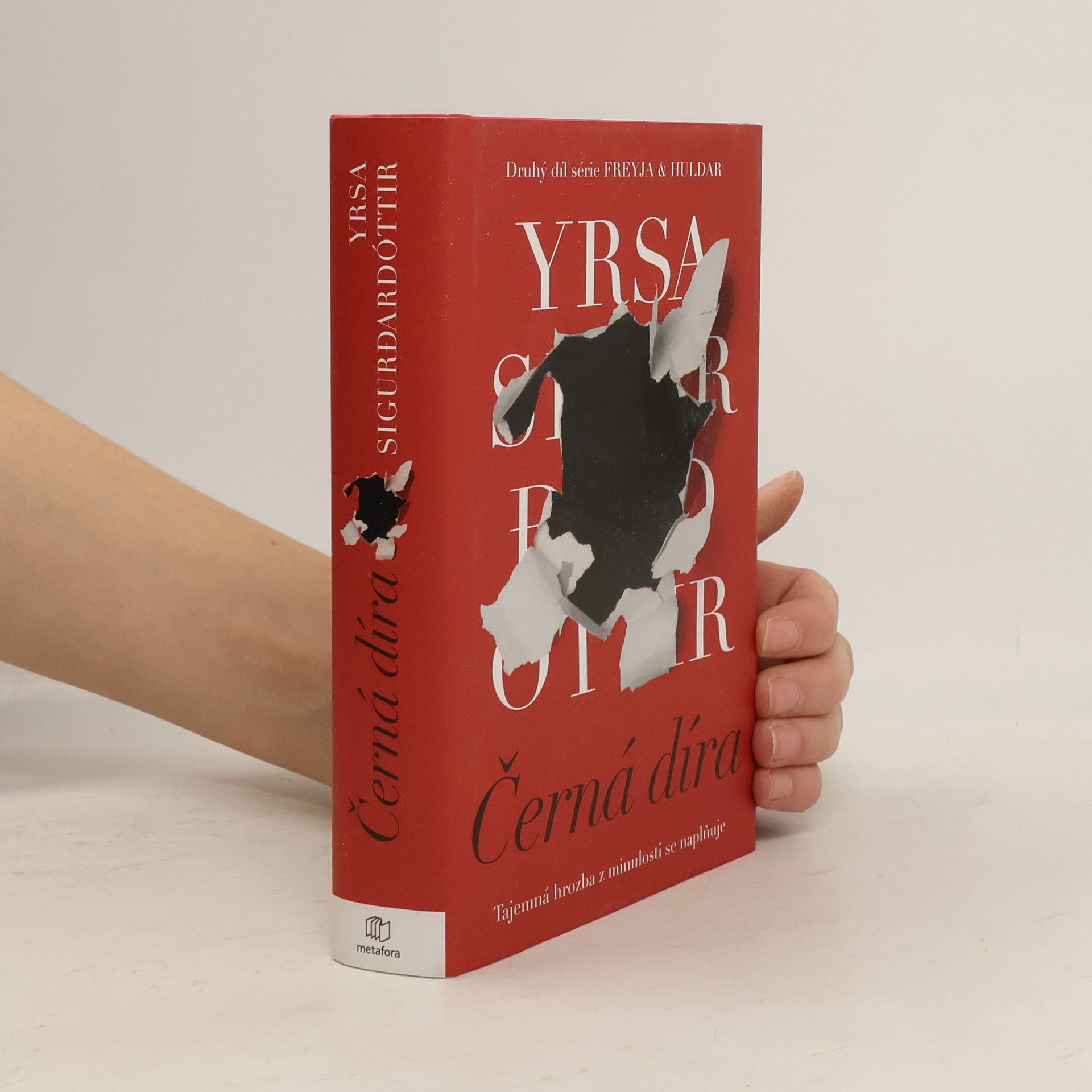 Yrsa Sigurðardóttir Černá díra