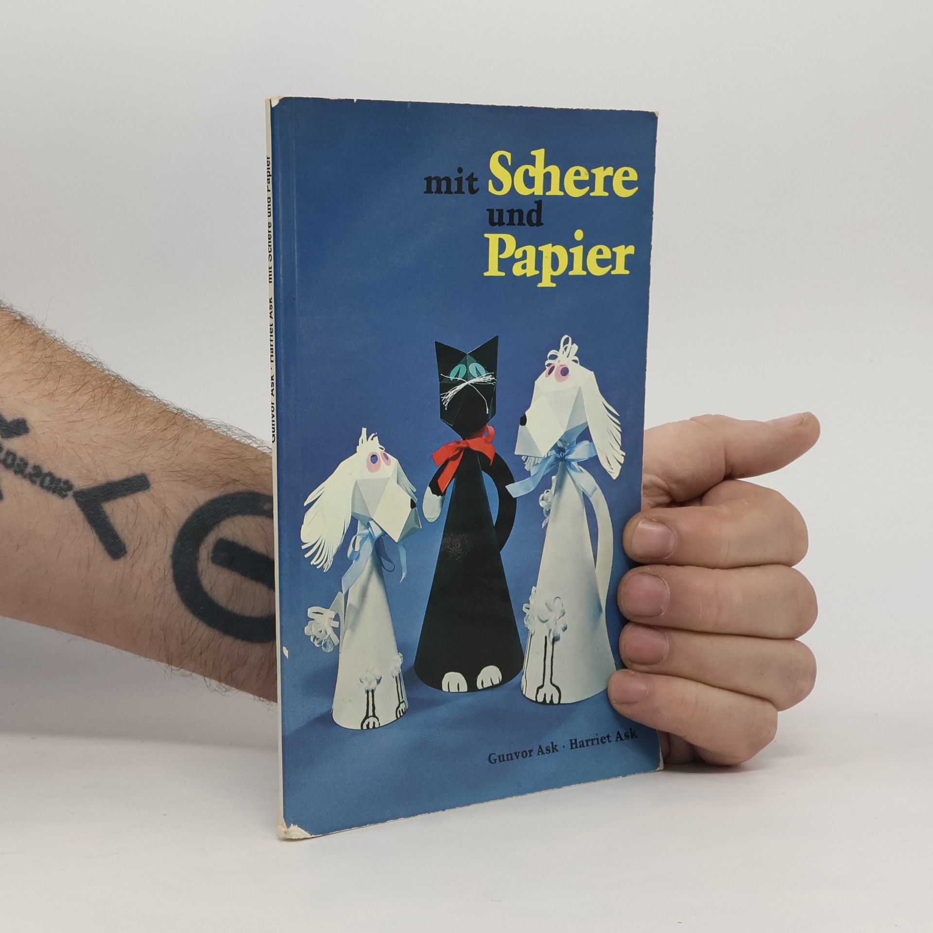 Gunvor Ask Mit Schere und Papier