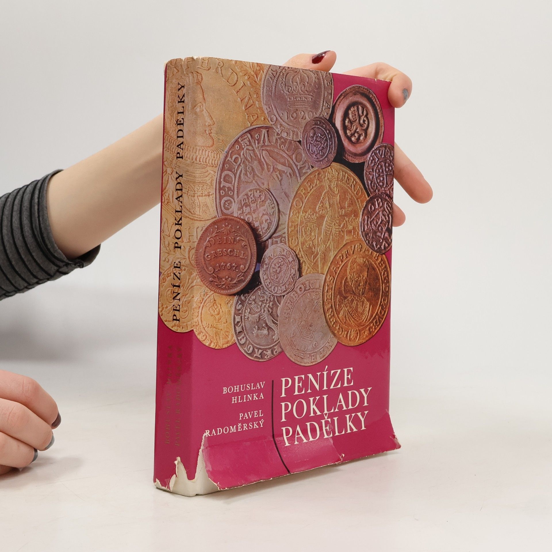 Peníze, poklady, padělky