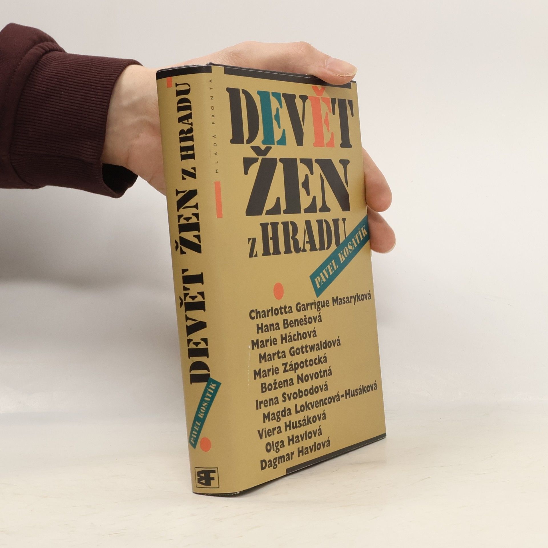 Pavel Kosatík Devět žen z Hradu