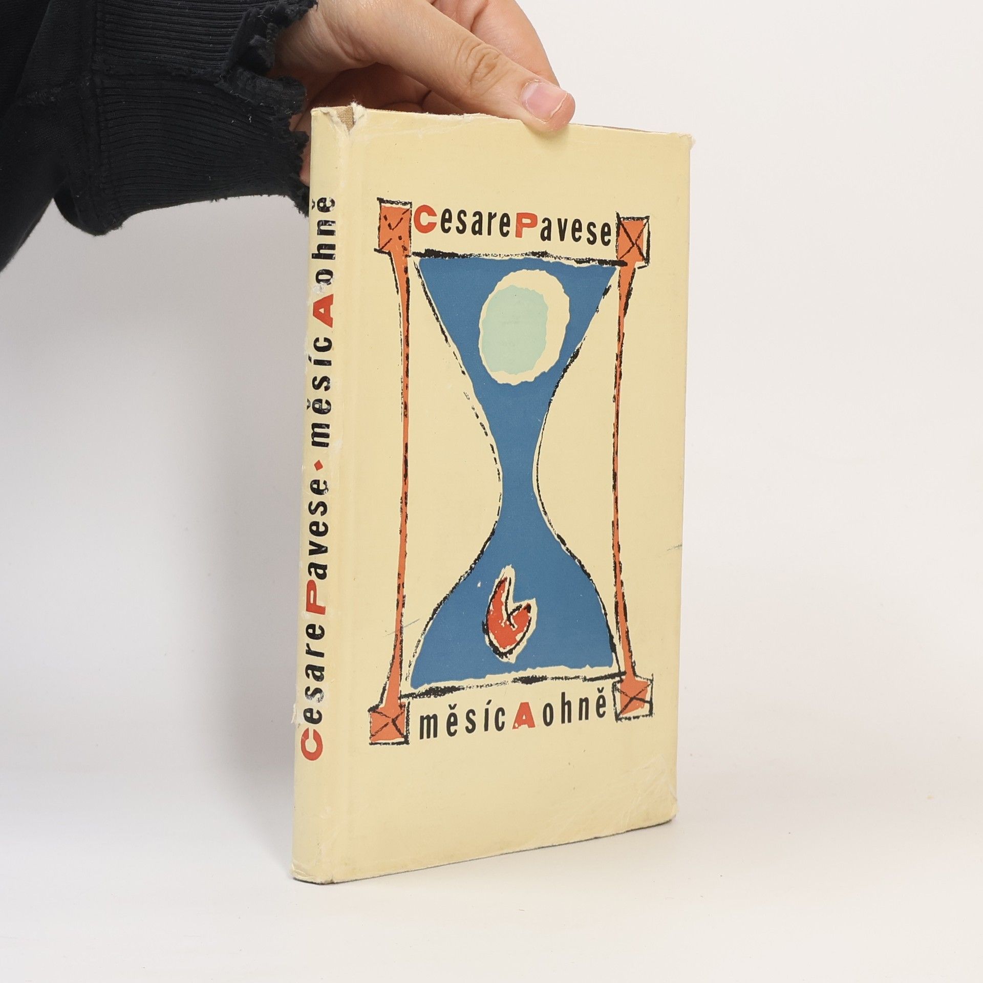 Cesare Pavese Měsíc a ohně