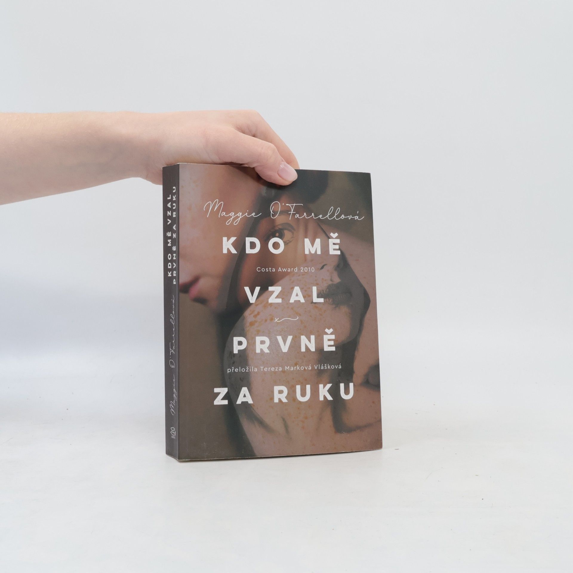 Maggie O. Farrell Kdo mě vzal prvně za ruku