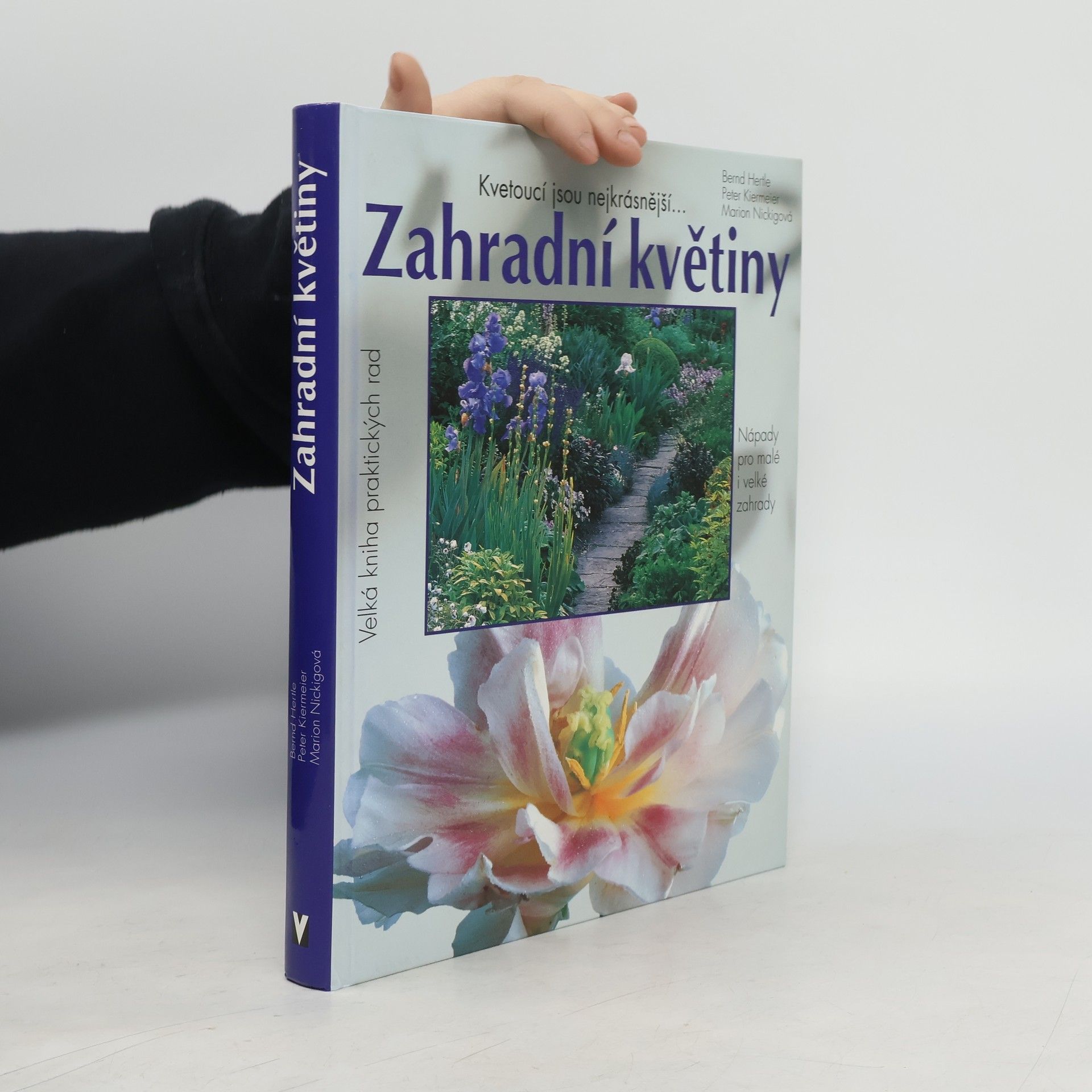 Zahradní květiny. Kvetoucí jsou nejkrásnější... Pěstitelské rady a portréty oblíbených kvetoucích rostlin, trav a kapradin. Nápady pro malé i velké zahrady. 500 barevných fotografií a 150 schematických nákresů