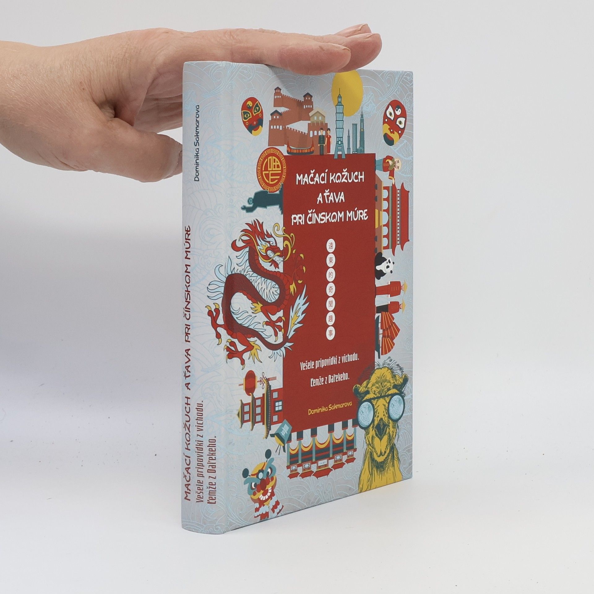 Dominika Sakmárová Mačací kožuch a ťava pri Čínskom múre