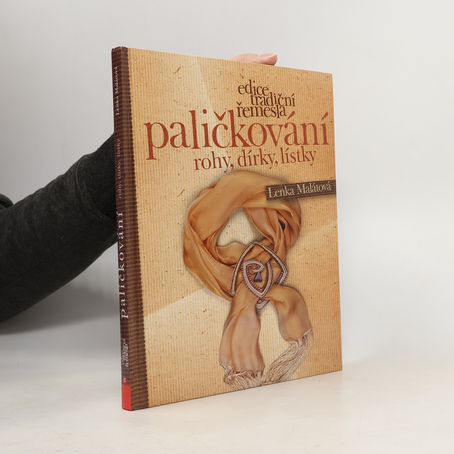 Lenka Malátová Paličkování. Rohy, dírky, lístky