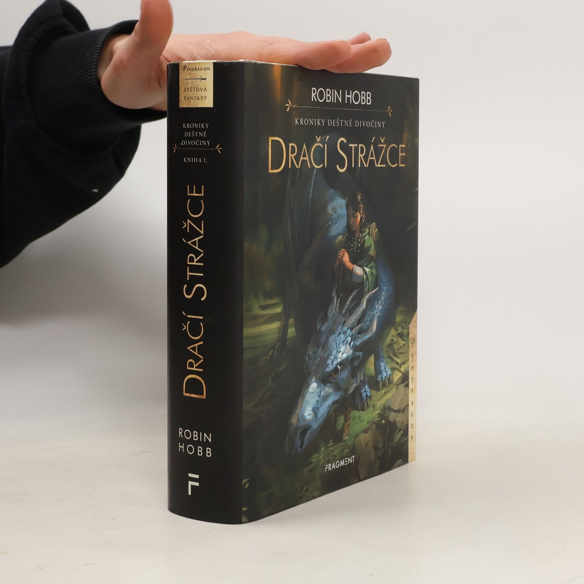 Robin Hobb Kroniky Deštné divočiny. Dračí strážce
