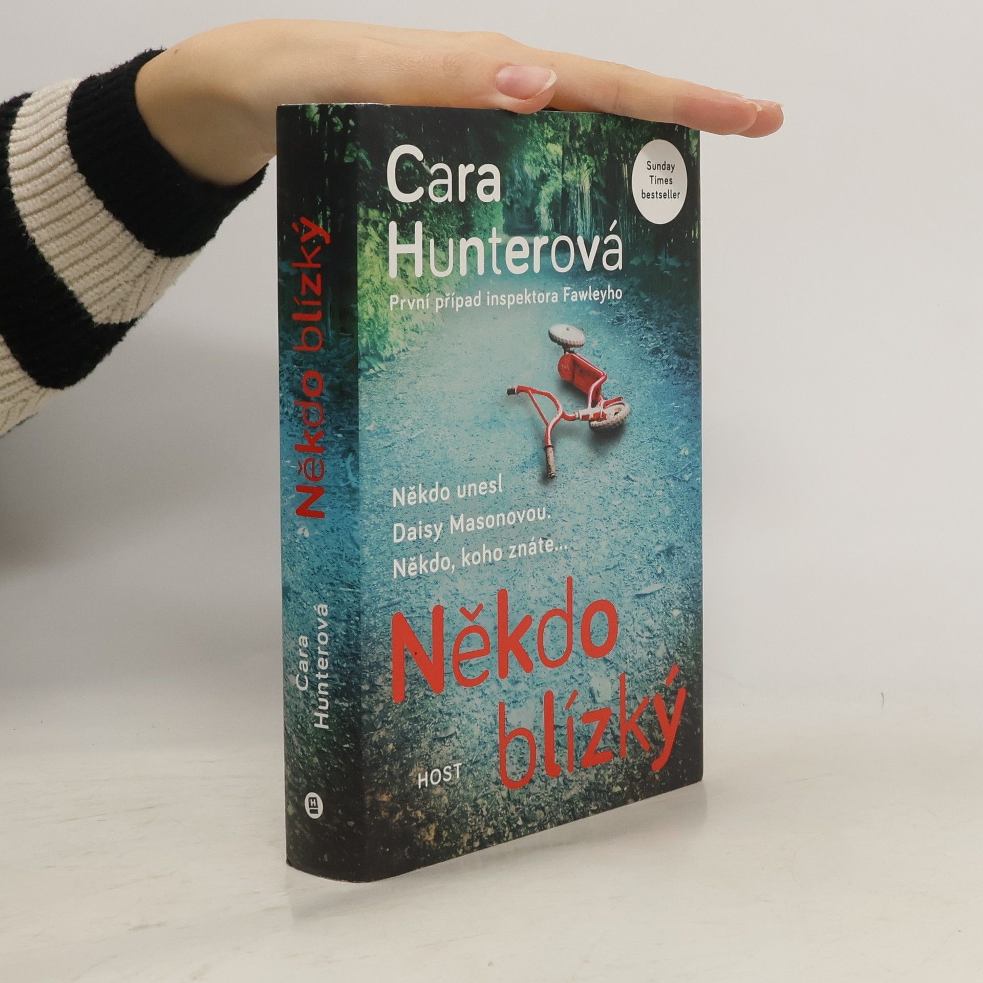 Cara Hunter Někdo blízký. První případ inspektora Fawleyho