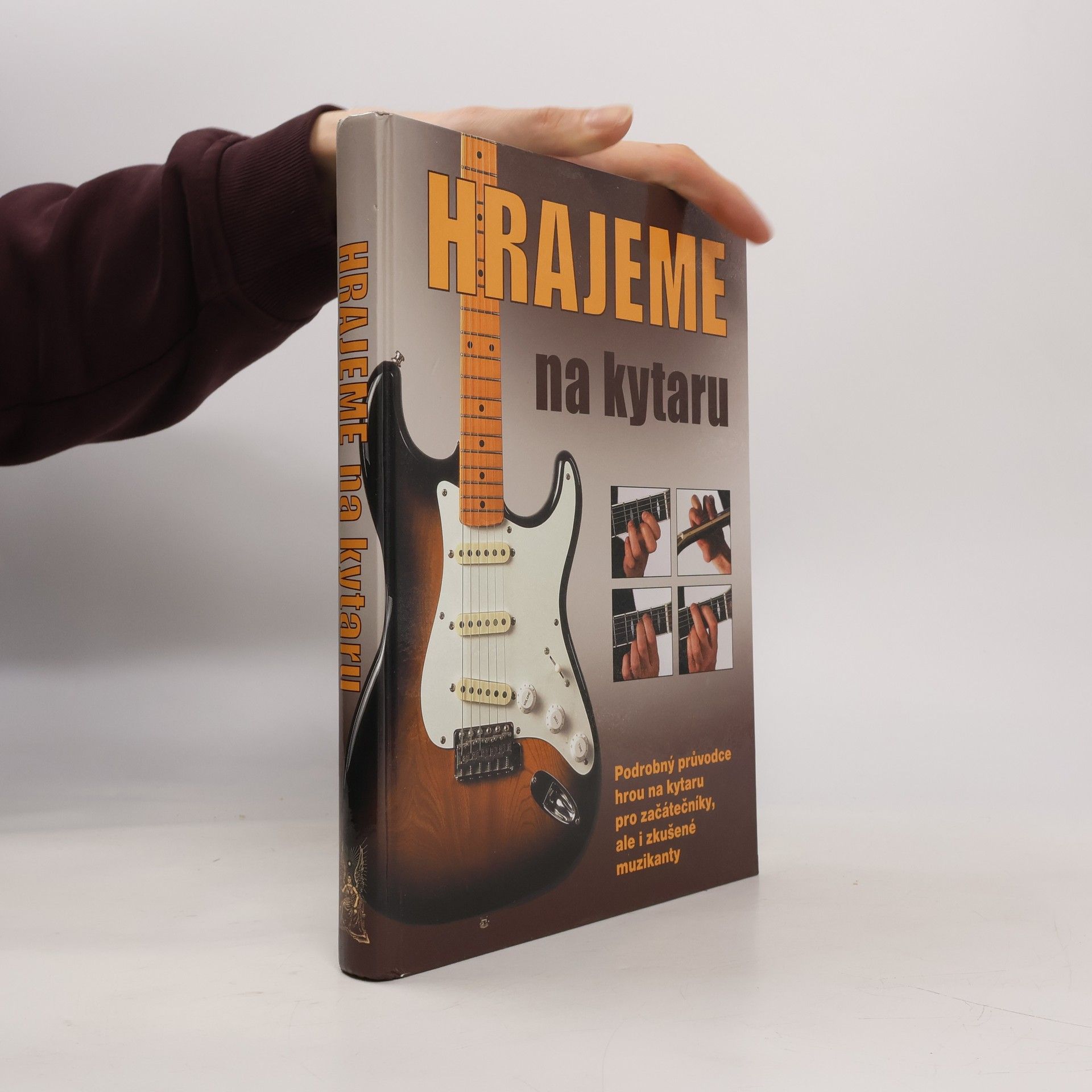 Pavel Dan Hrajeme na kytaru