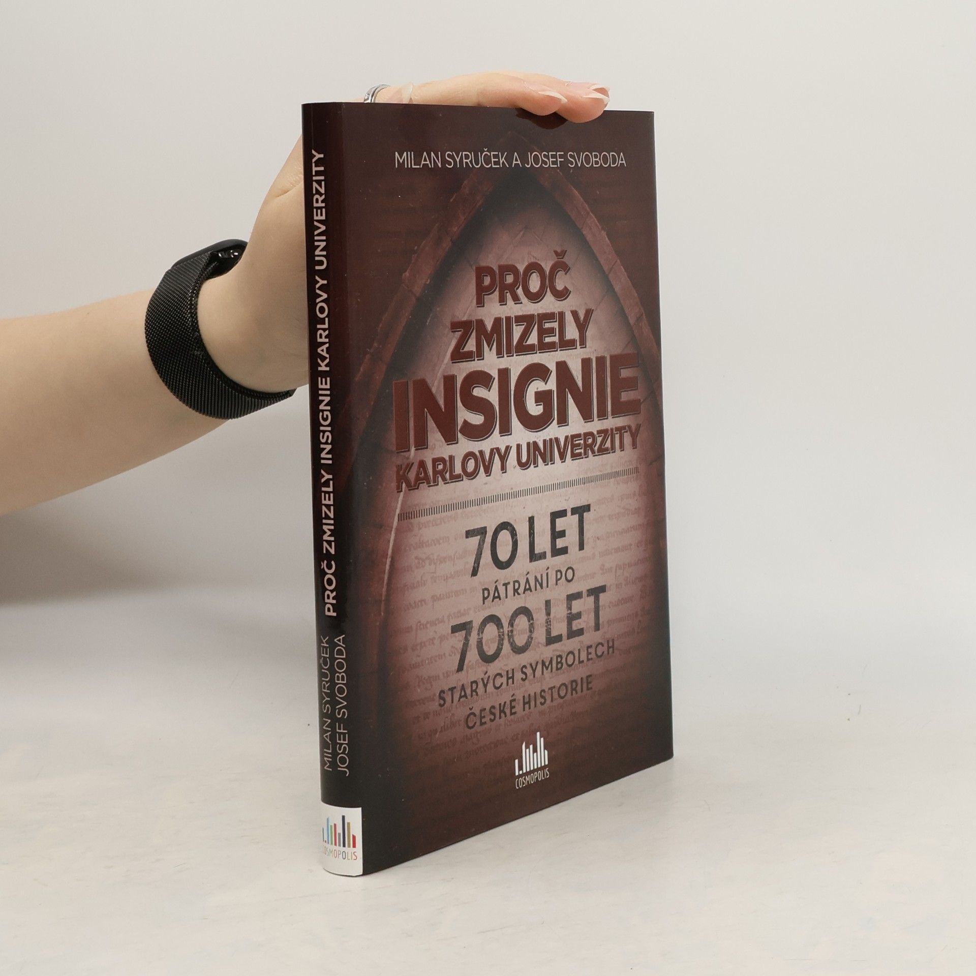 Proč zmizely insignie Karlovy Univerzity