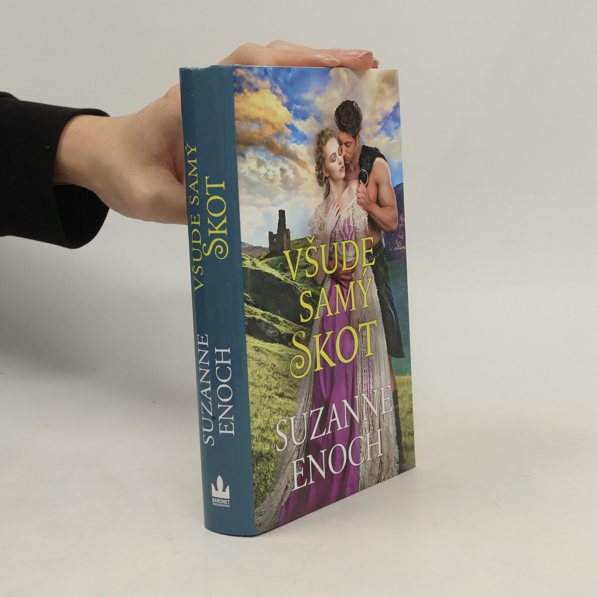 Suzanne Enoch Všude samý Skot