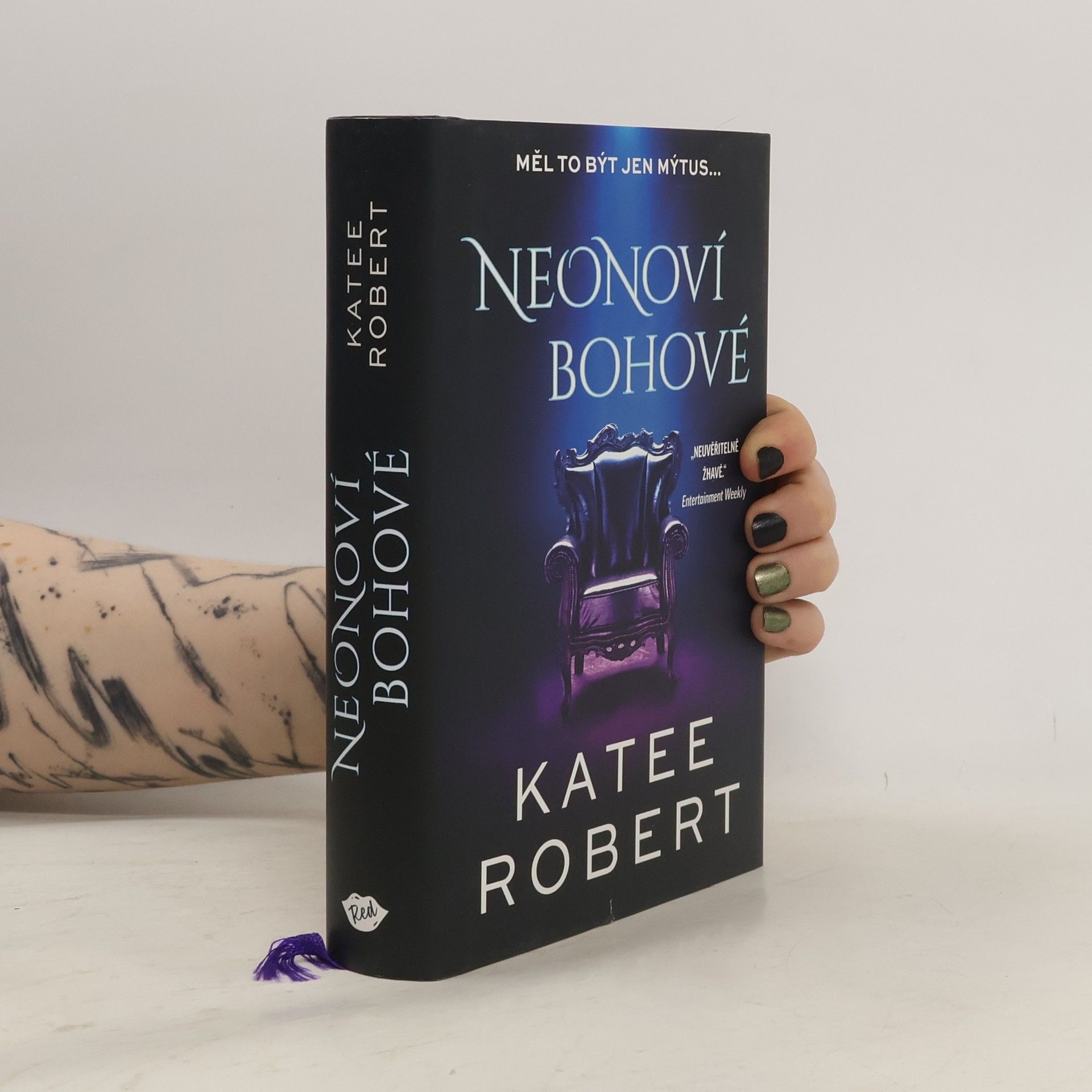 Katee Robert Neonoví bohové