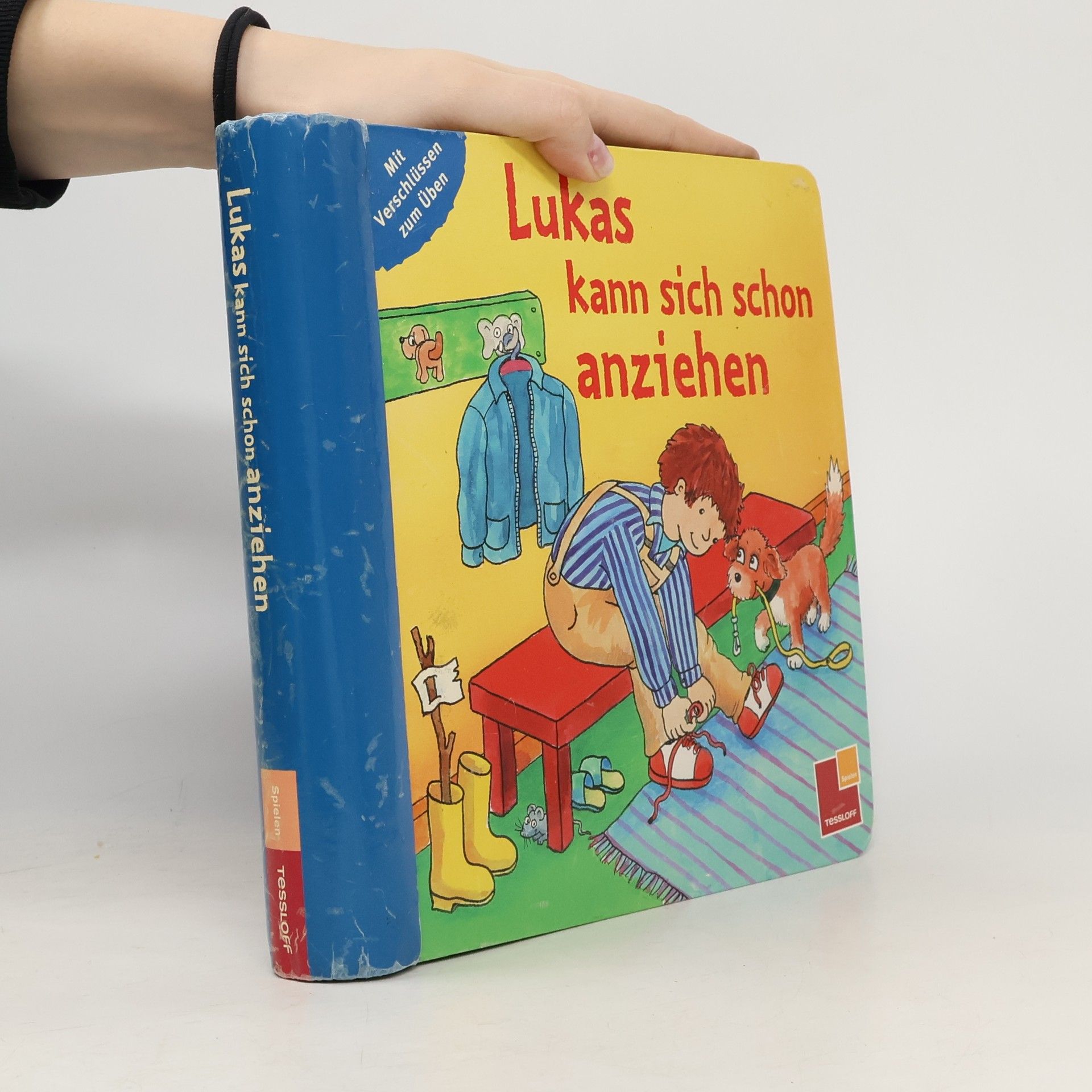 Irene Sarre Lukas kann sich schon anziehen