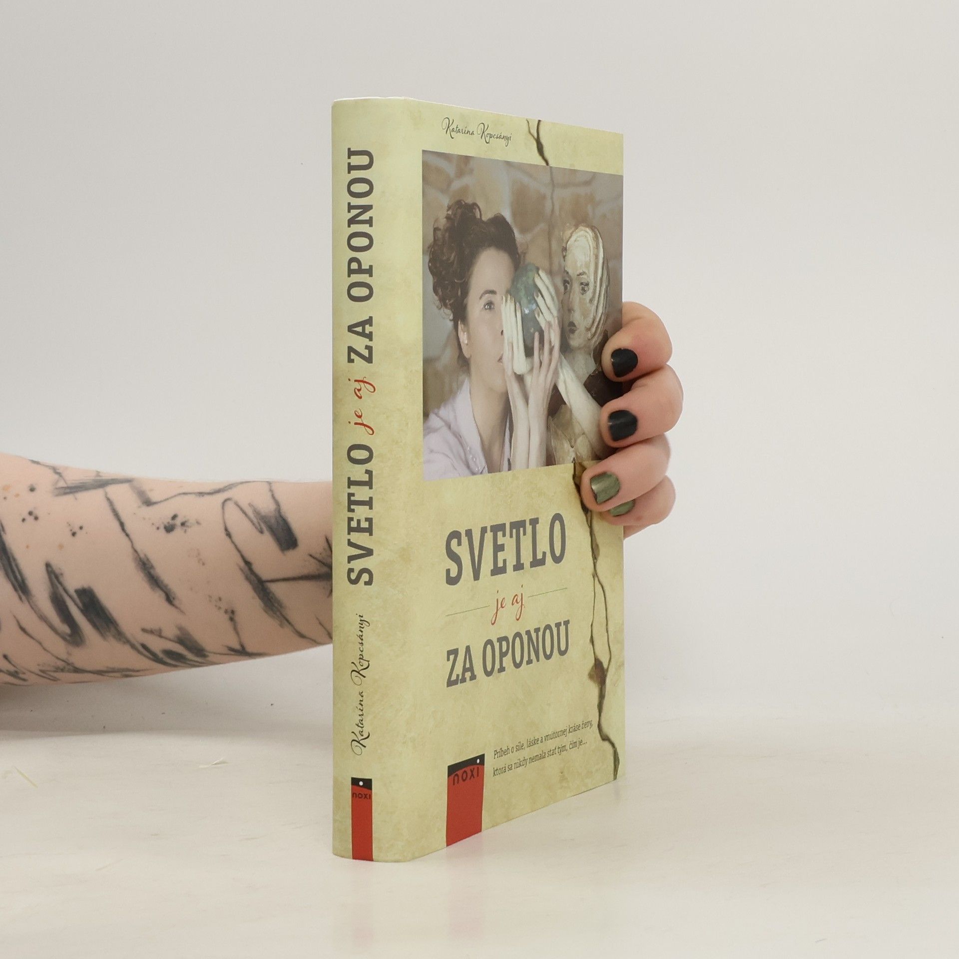 Katarína Kopcsányi Svetlo je aj za oponou