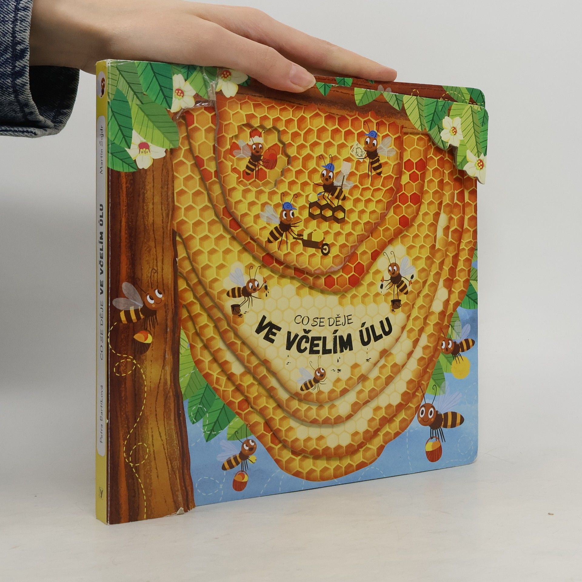 Petra Bartíková Co se děje ve včelím úlu
