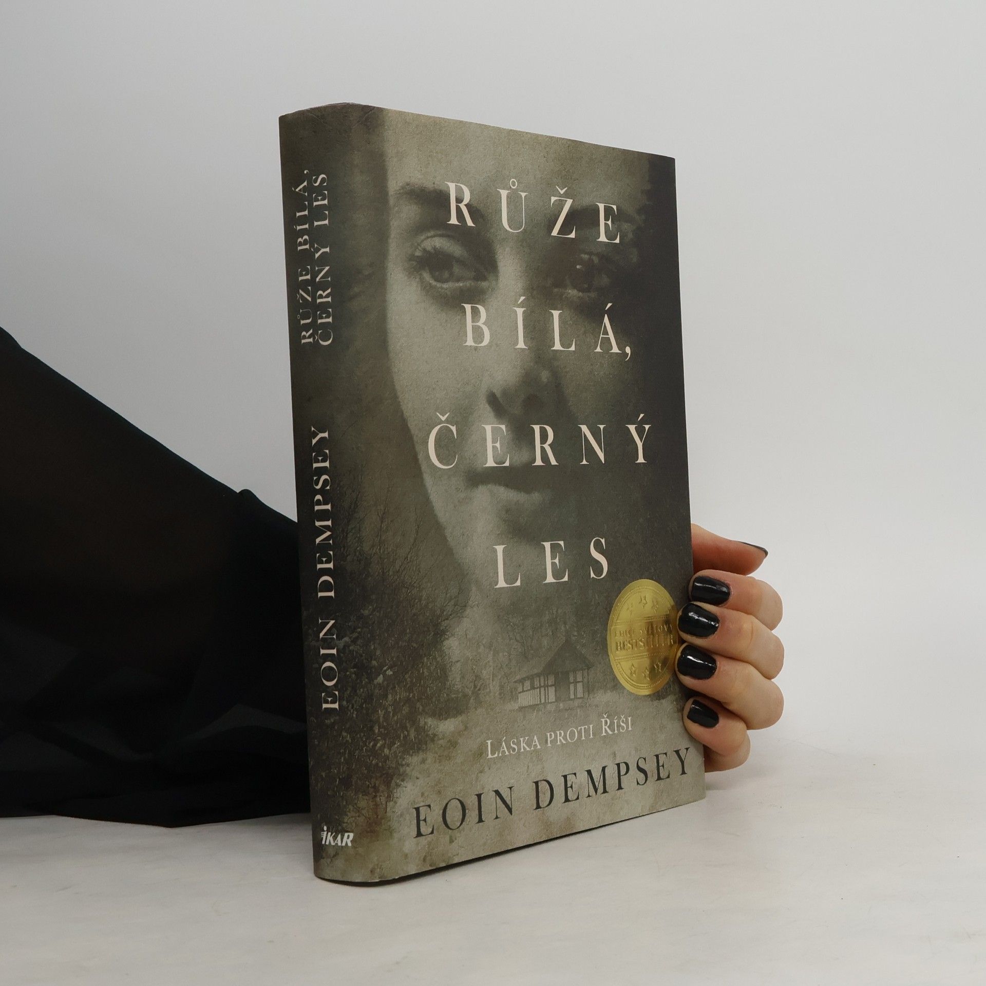 Eoin Dempsey Růže bílá, černý les