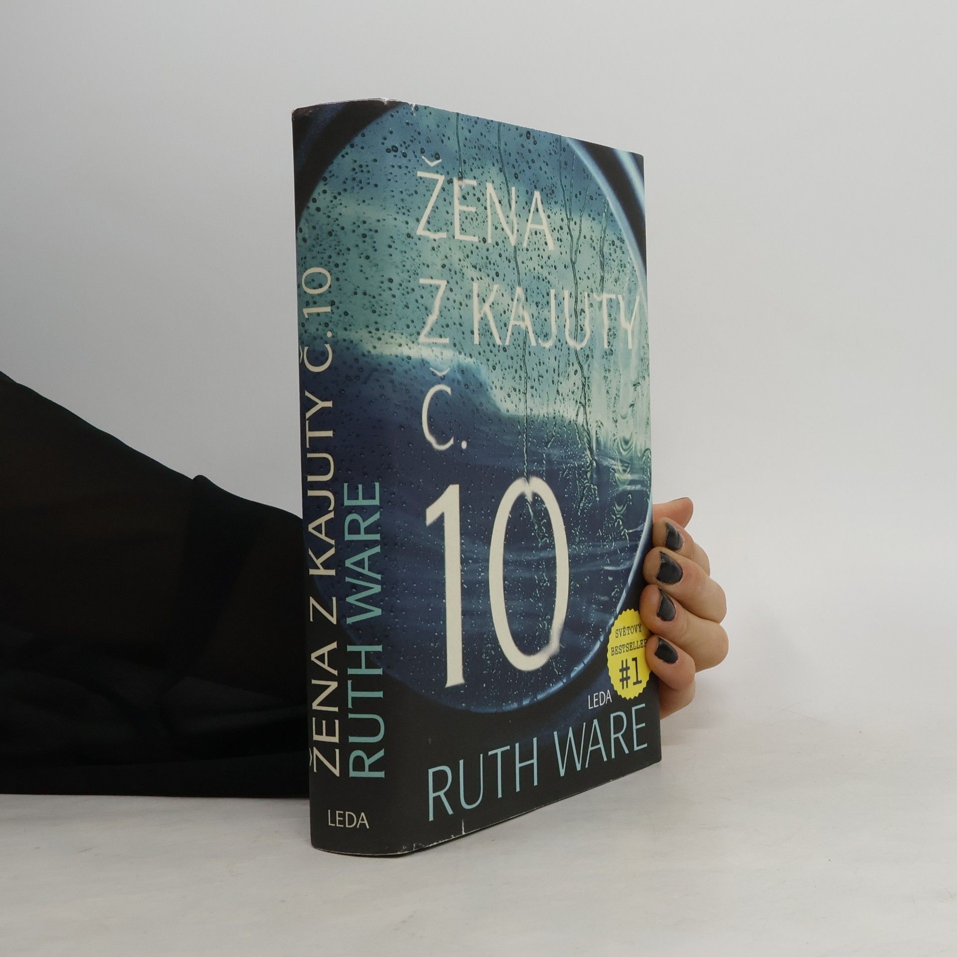 Žena z kajuty č. 10