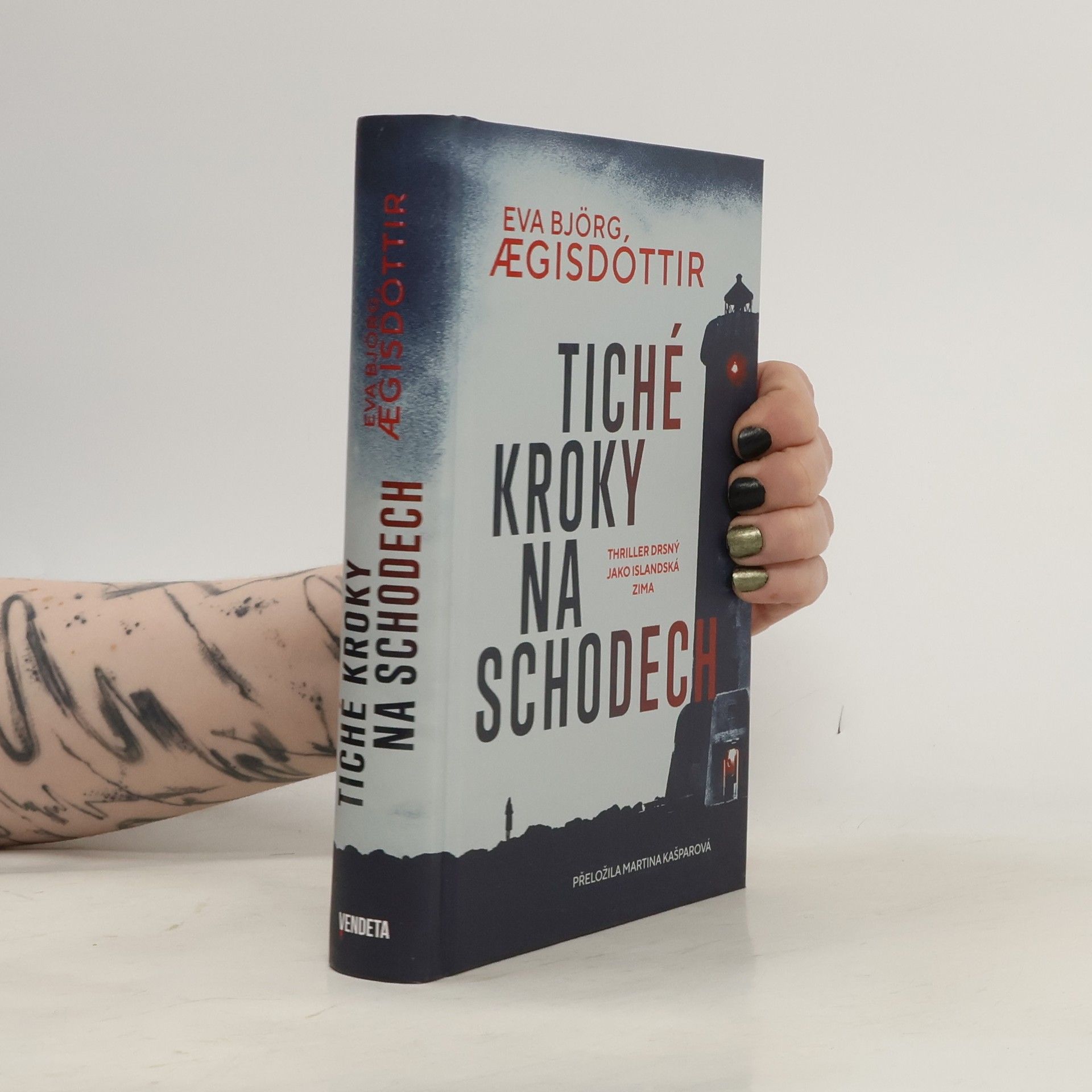 Tiché kroky na schodech