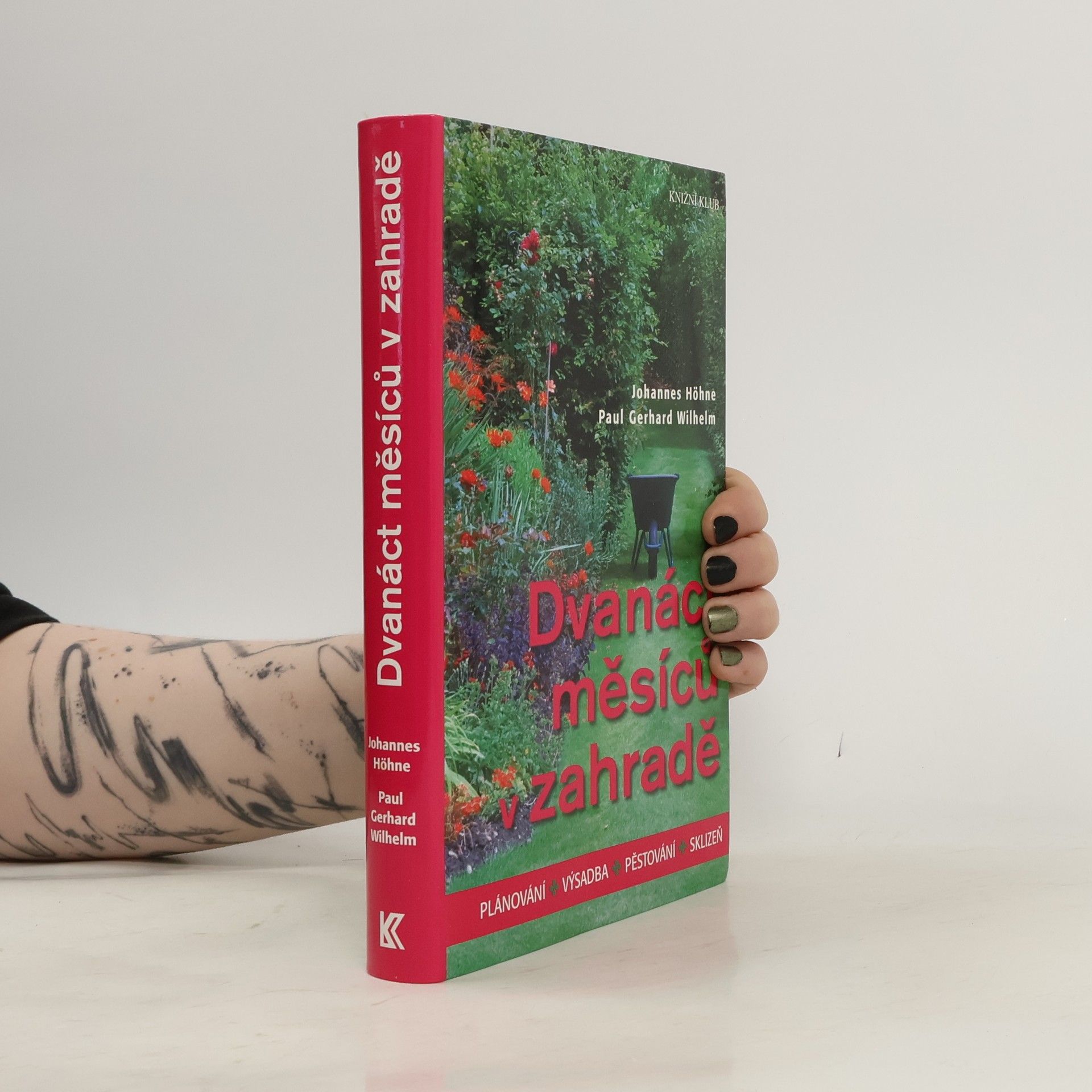Johannes Höhne Dvanáct měsíců v zahradě : plánování, výsadba, pěstování, sklizeň