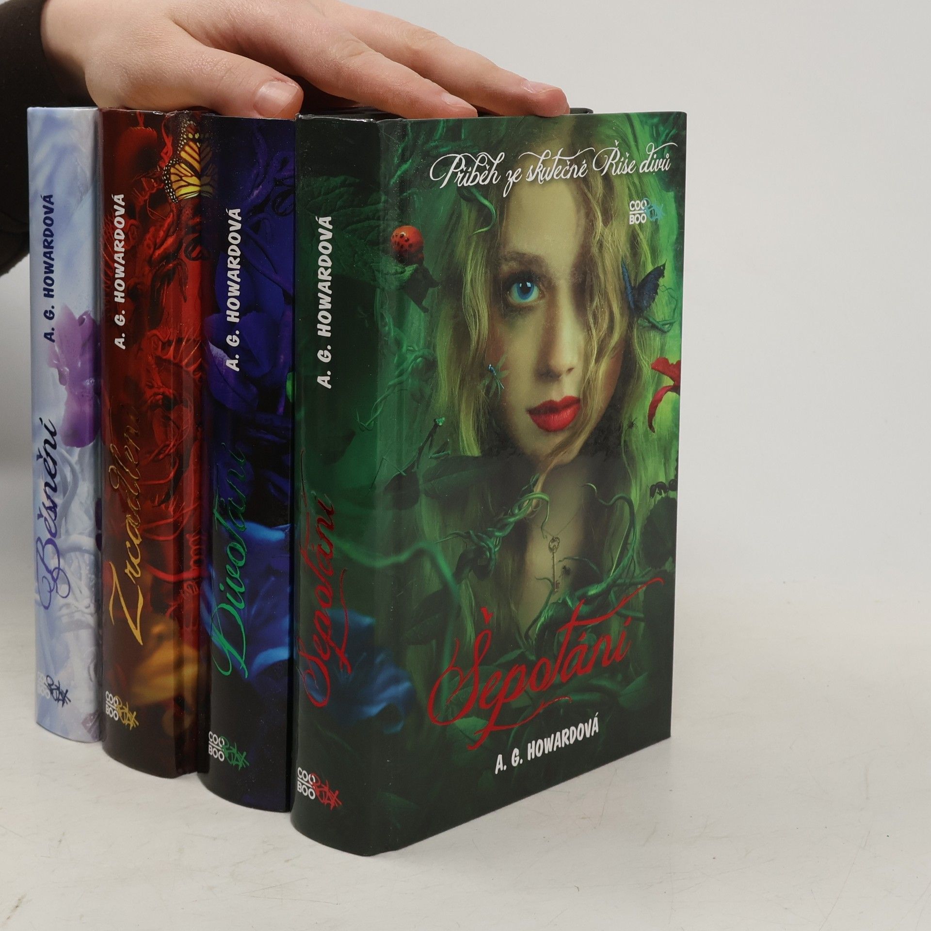 A. G. Howard Šepotání. Divotání.Zrcadlení. Běsnění