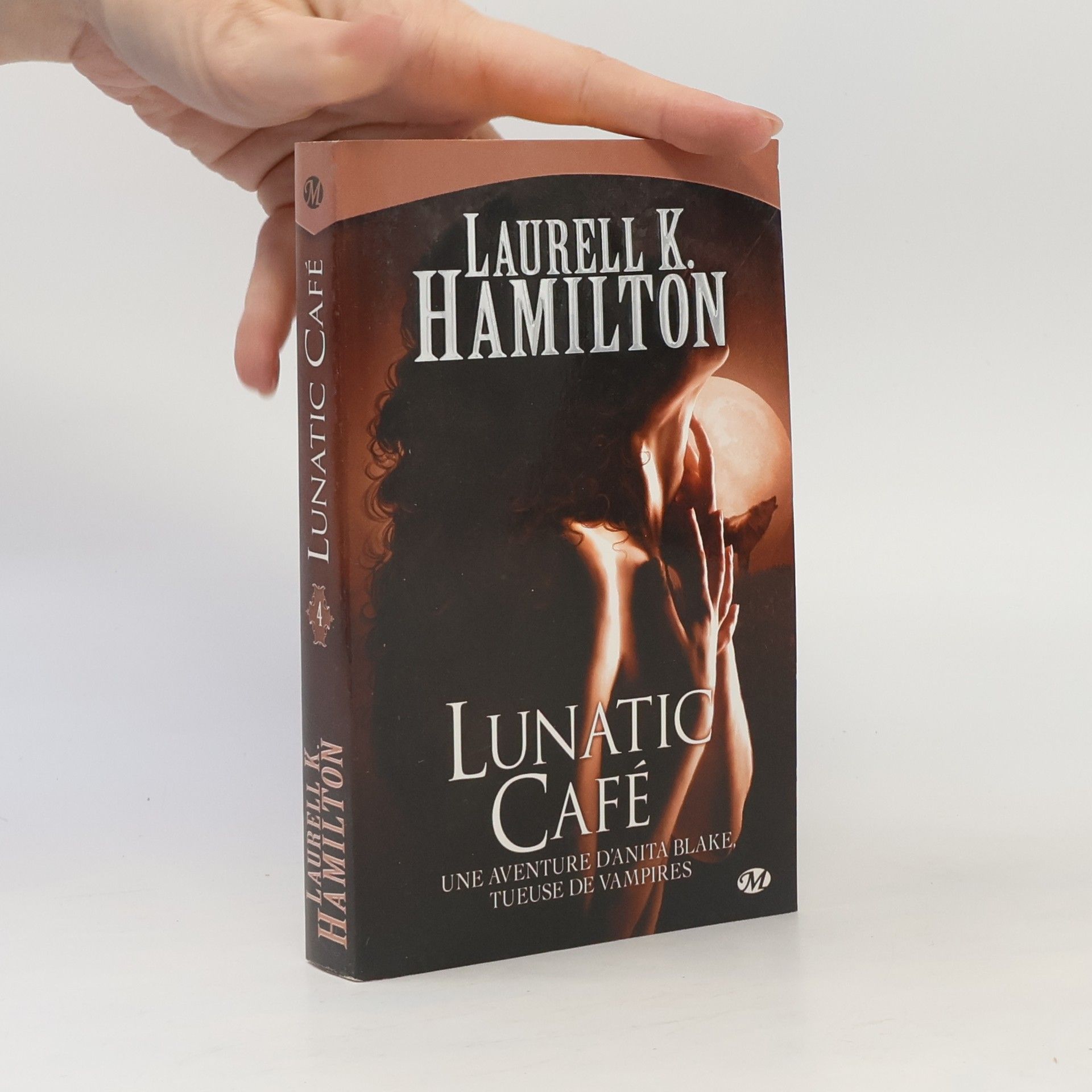 Laurell K. Hamilton Anita Blake - 4: Lunatic Café