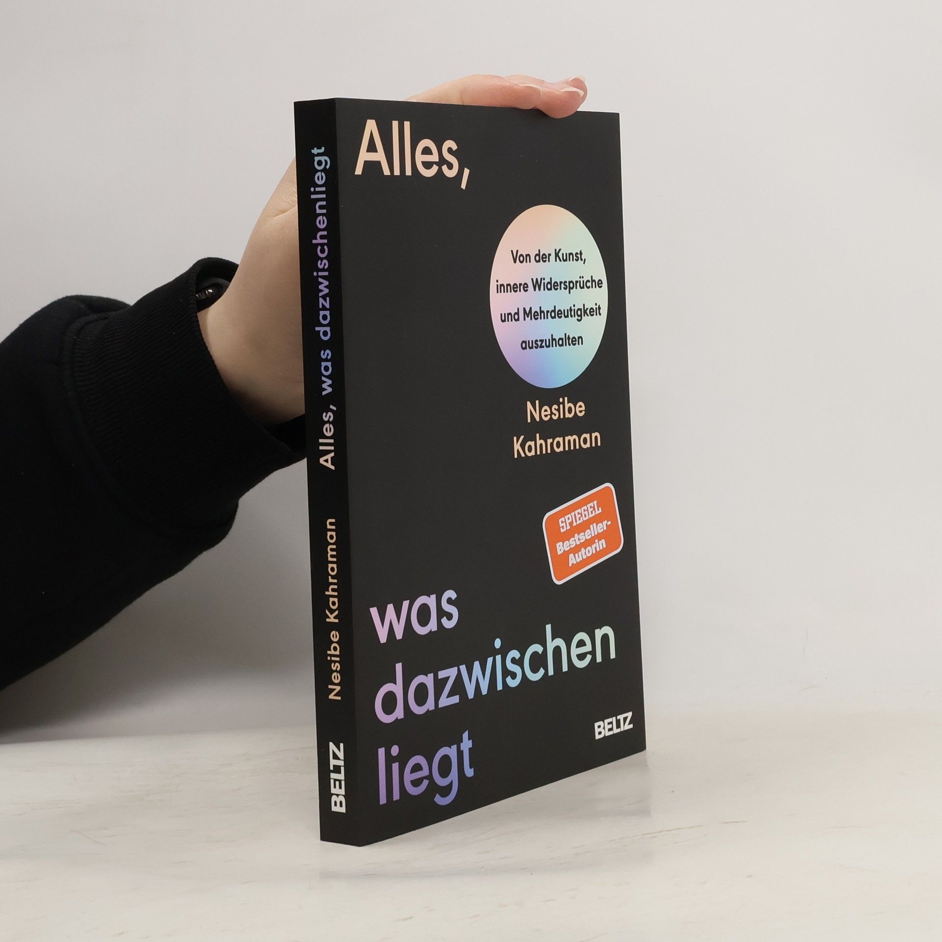 Nesibe Kahraman Alles, was dazwischenliegt. Von der Kunst, innere Widersprüche und Mehrdeutigkeit auszuhalten