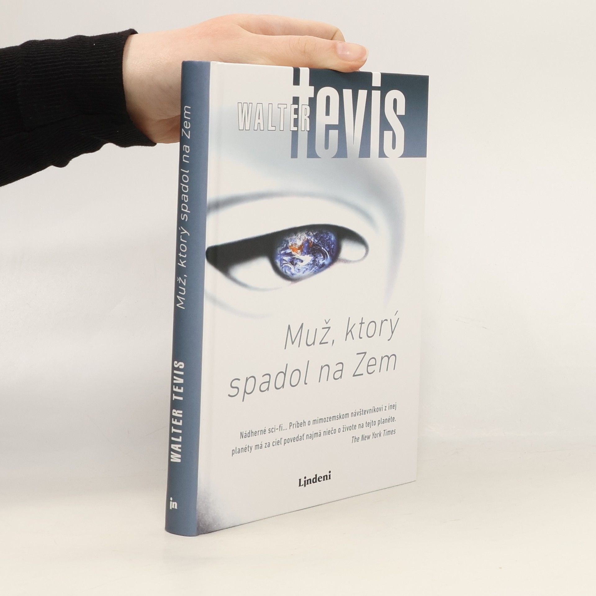 Tevis Walter Muž, ktorý spadol na Zem