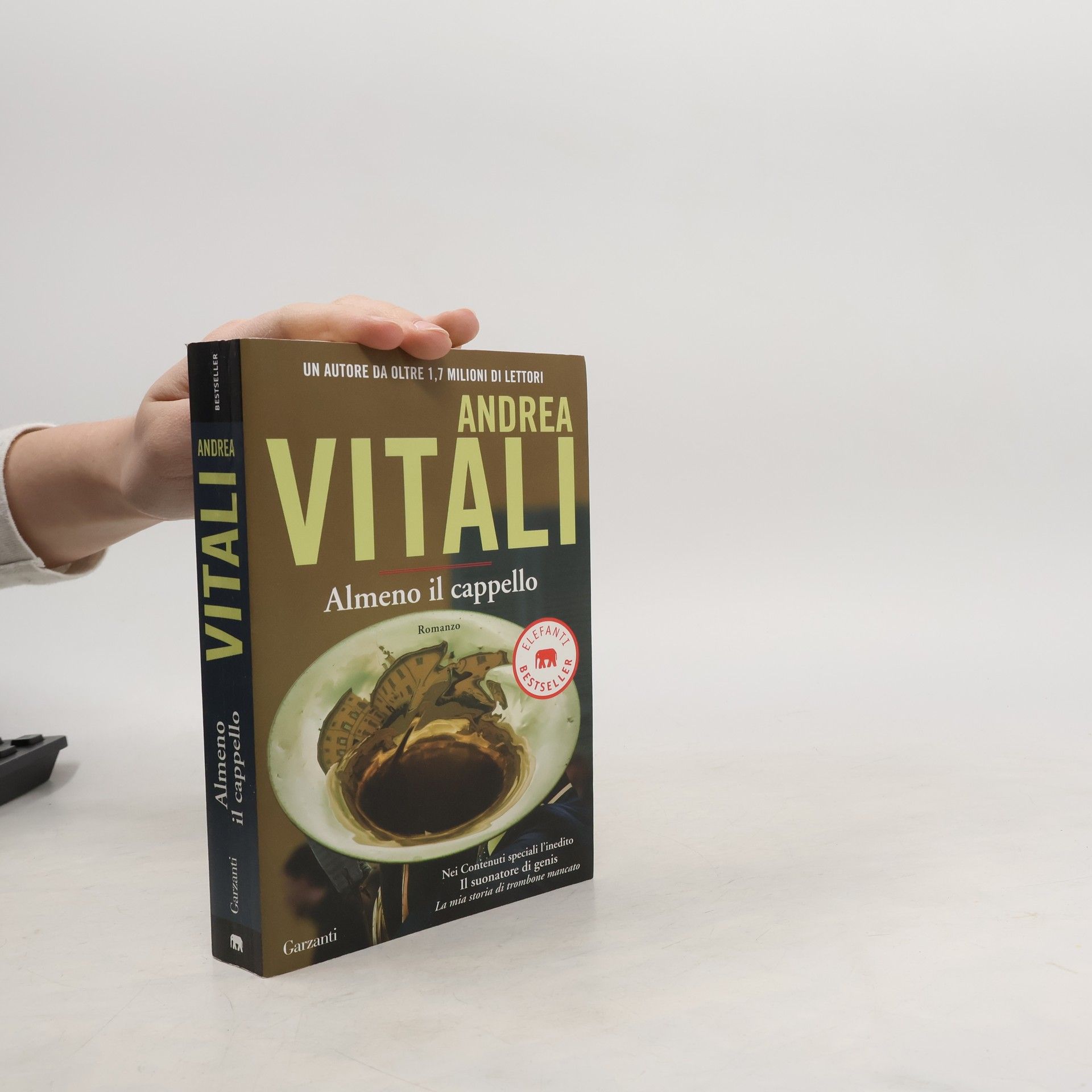 Andrea Vitali Elefanti Bestseller: Almeno il cappello