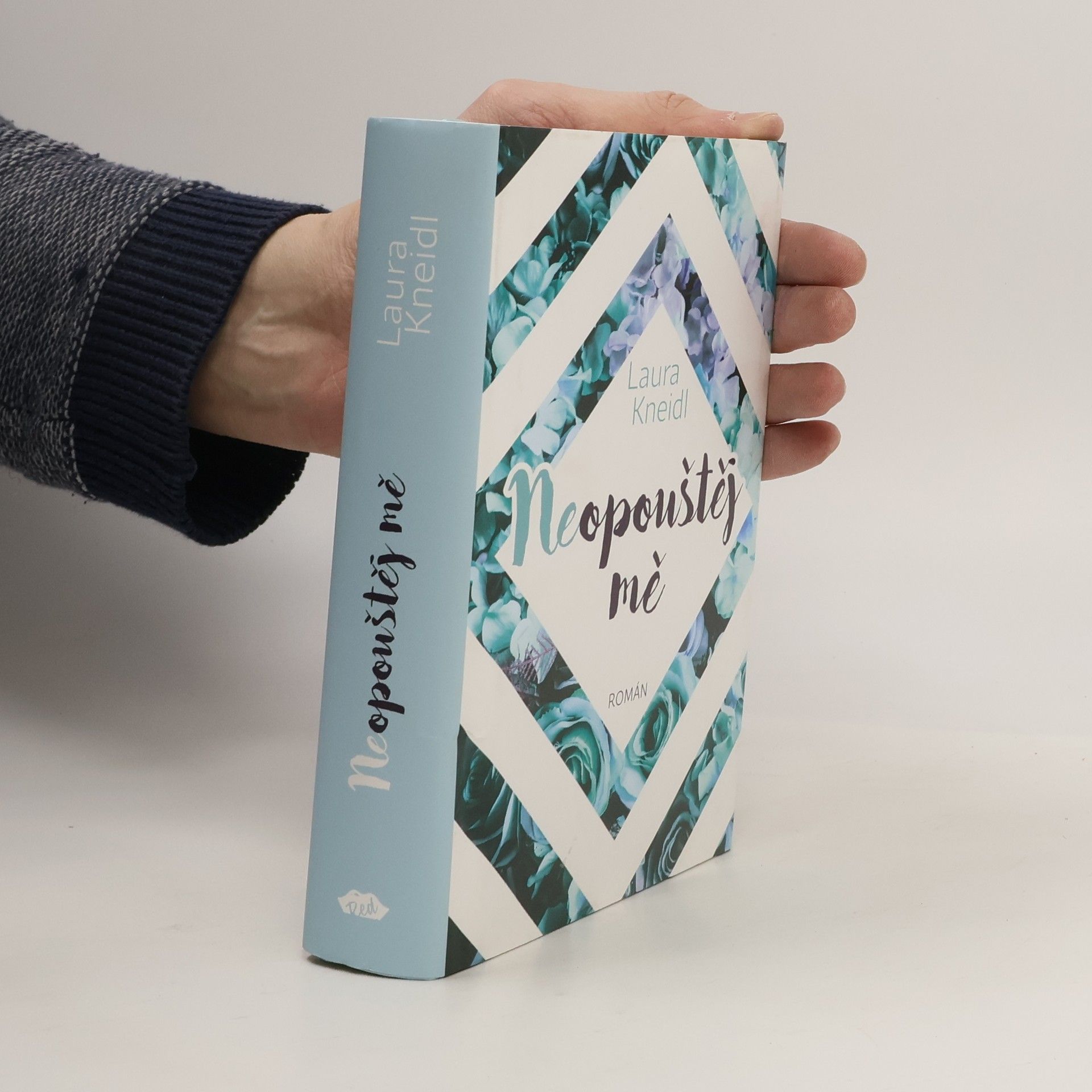 Laura Kneidl Neopouštěj mě