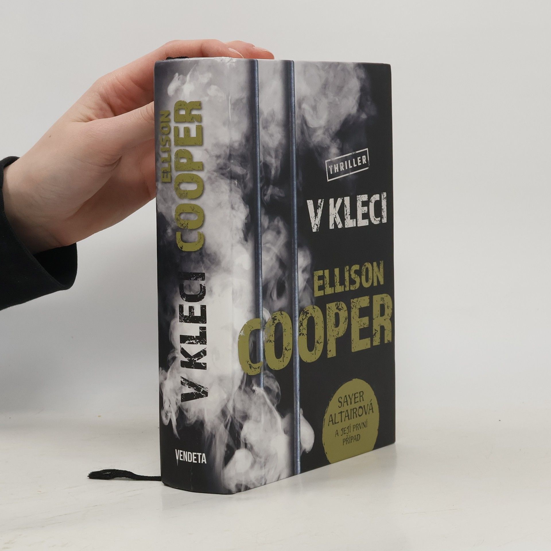 Ellison Cooper V kleci