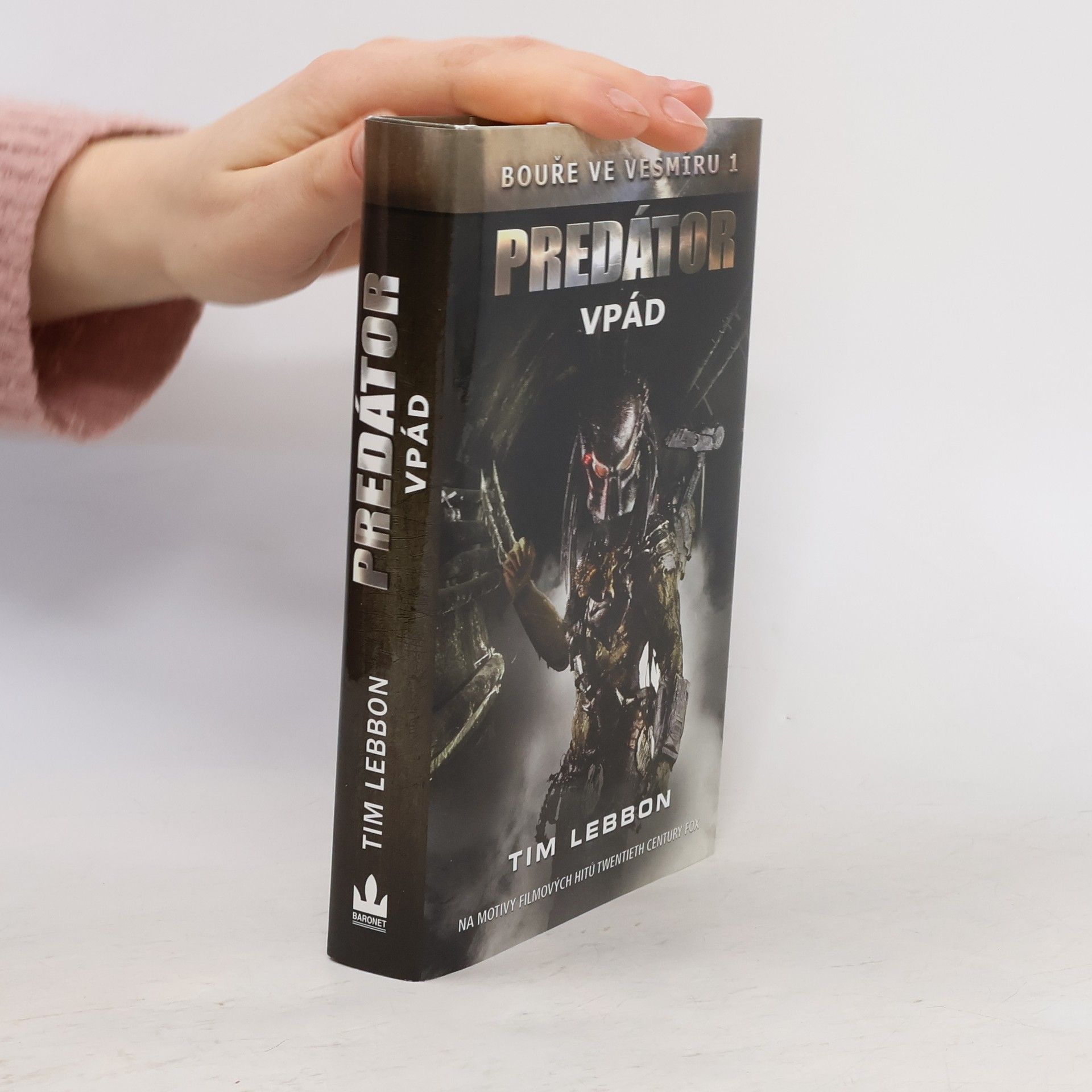 Tim Lebbon Bouře ve vesmíru. 1, Predátor - Vpád