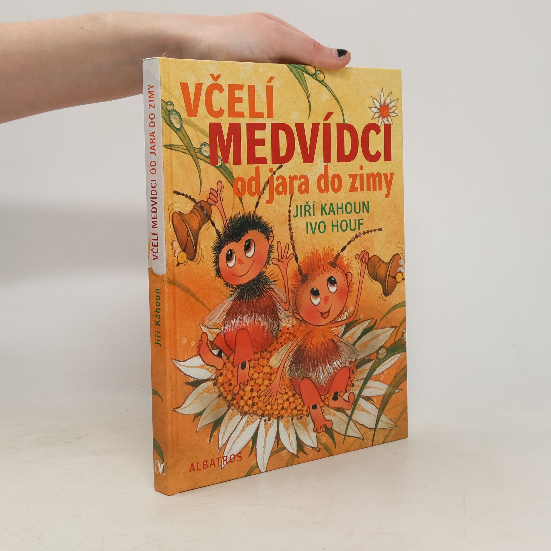 Jiří Kahoun Včelí medvídci od jara do zimy