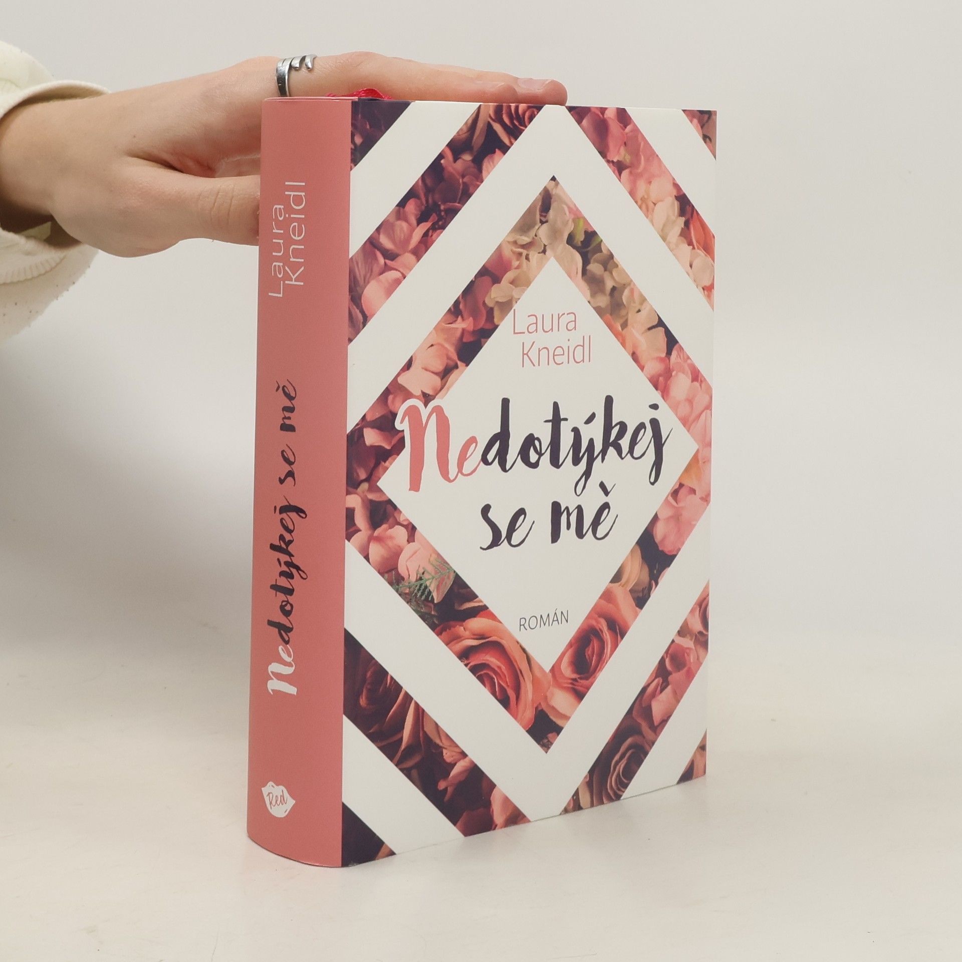 Laura Kneidl Nedotýkej se mě