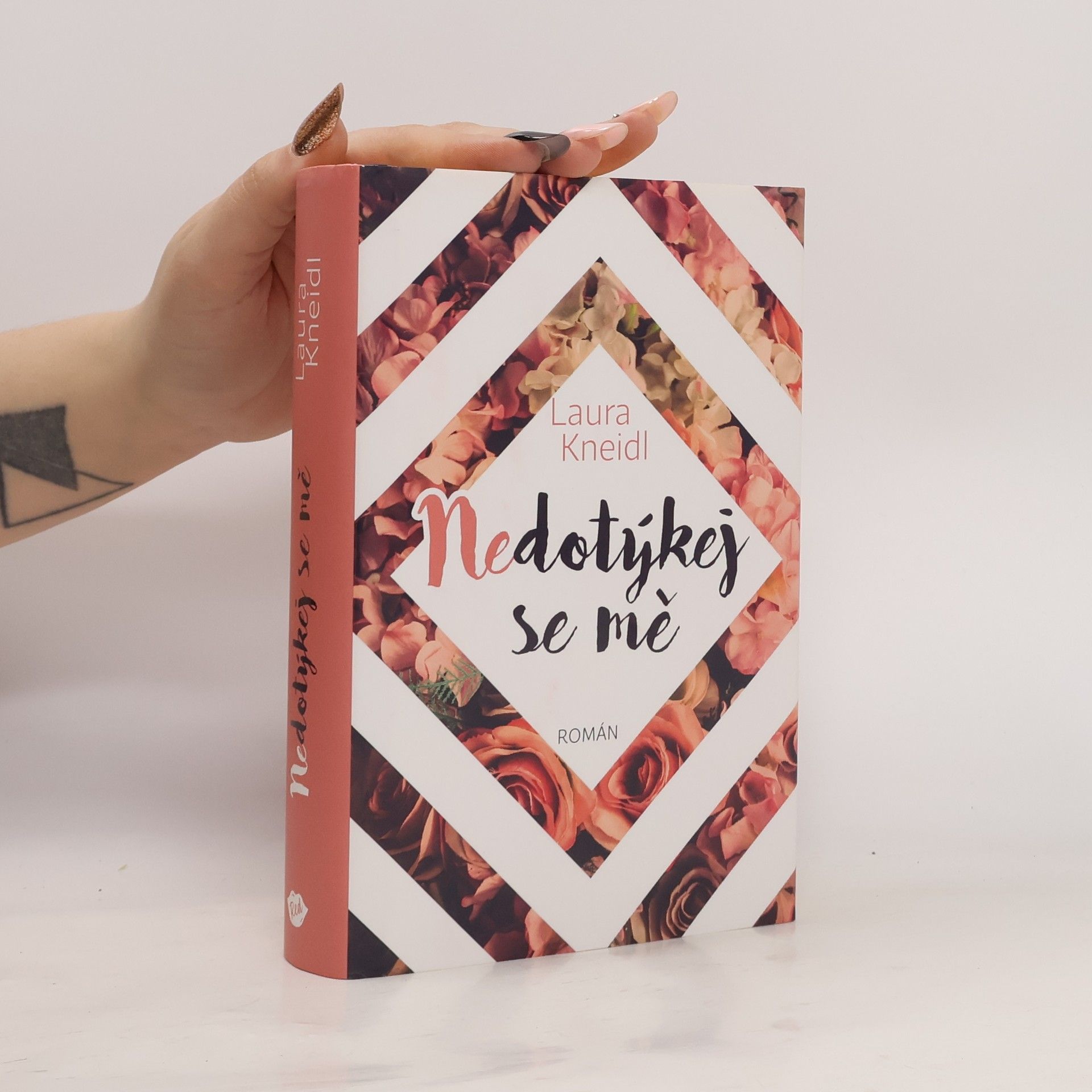 Laura Kneidl Nedotýkej se mě